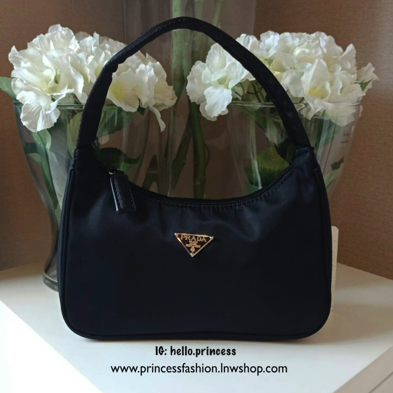 Prada nylon mini shoulder bag กระเป๋าถือหรือสะพายไหล่ size mini กำลังน่ารัก premium gift จาก prada วัสดุ nylon อะไหล่ทอง น้ำหนักเบา เปิดปิดด้วยซิป ใส่กระเป๋าสตางค์ใบสั้น, มือถือได้ทุกรุ่น ถือออกงานก็ดูดี