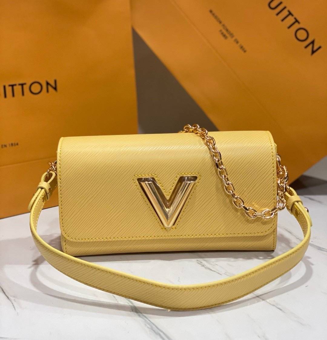 ORI หนังแท้ | LV Twist West Bag elongated shape in grained Epi leather กระเป๋าสะพาย/กระเป๋าถือ พร้อมสายโซ่ หนังลายเกรน Epi รูปทรงยาวและสง่างาม นำเสนอมุมมองใหม่สุดเท่ให้กับไอคอนของแบรนด์ ในหลากหลายเฉดสีทันสมัย