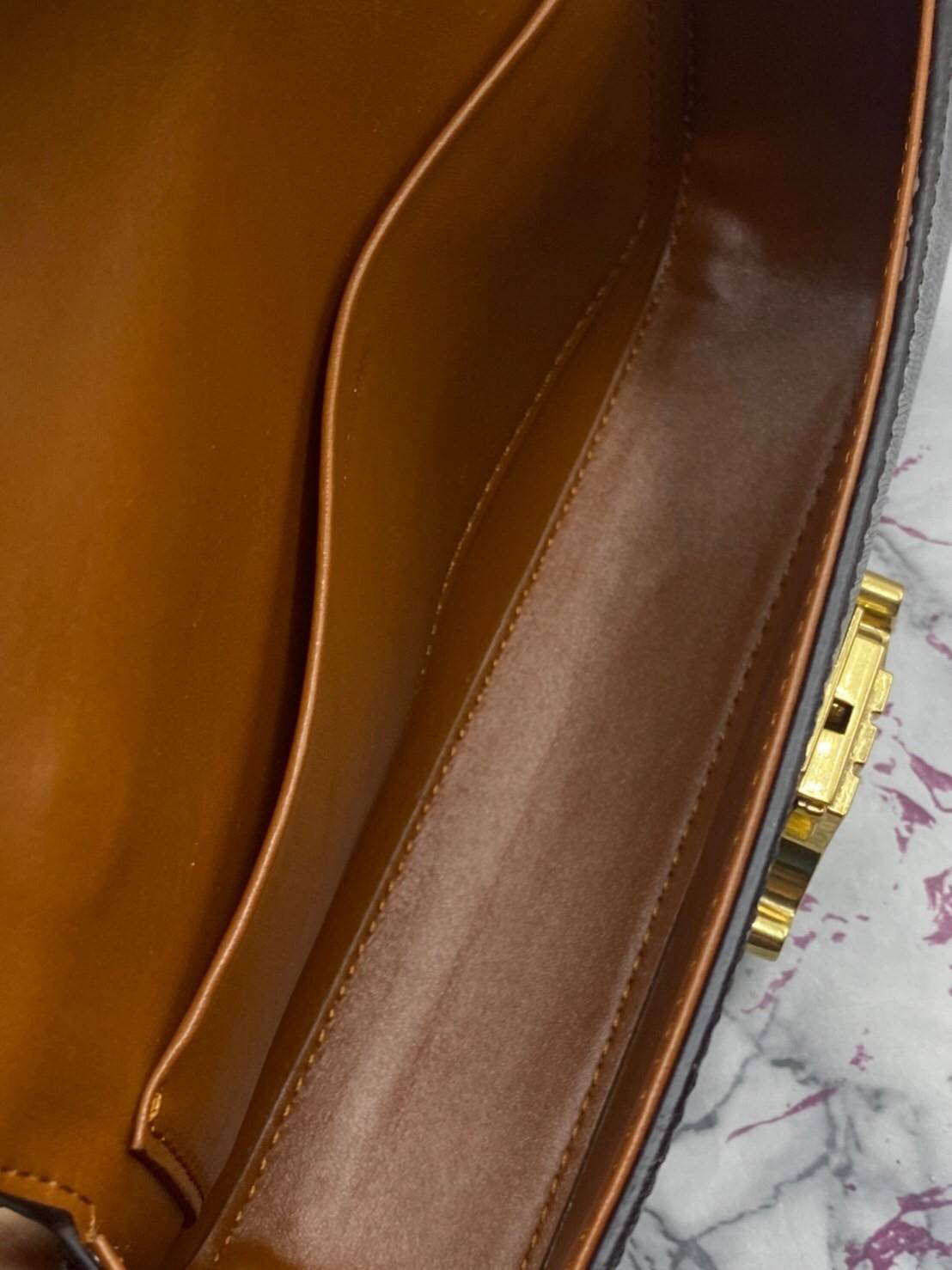 หนังแท้ CELINE CHAIN SHOULDER BAG / CELINE TRIOMPHE พร้อมส่งที่ไทย กระเป๋าเรียบหรูและดูทันสมัย ให้คุณเลือกสะพายในชีวิตประจำวันเข้ากับการแต่งตัวสบาย ๆ หรือจะสะพายออกงานปาร์ตี้สังสรรค์ก็ช่วยให้คุณดูโดดเด่น มีรูปทรงที่ดูแข็งแรงจึงไม่เสียรูปทรงแม้ใส่ของจำนวนม