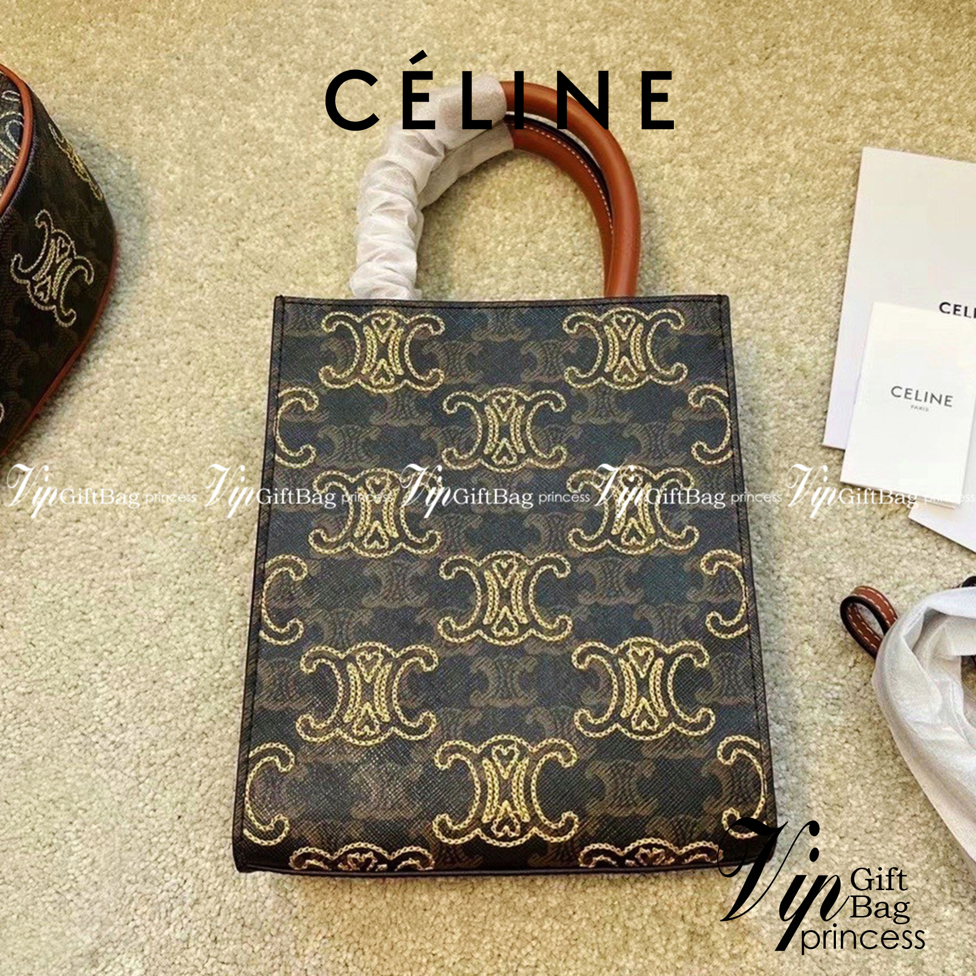 CELINE MINI HAND CARRY AND CROSSBODY BAG / CELINE MINI VERTICAL / Celine mini tote วัสดุ COATED CANVAS กระเป๋าสะพาย ทรงtote ใบเล็ก ทรงนี้คือทรงสุดฮิตใช้งานง่าย งานปั้มแบรนด์ทุกจุด ดีไซน์ทรงเหลี่ยมสวยหรูสุดคลาสสิคในสไตล์สาว Lisa ภายในโล่งกว้างใส่กระเป๋าสตา