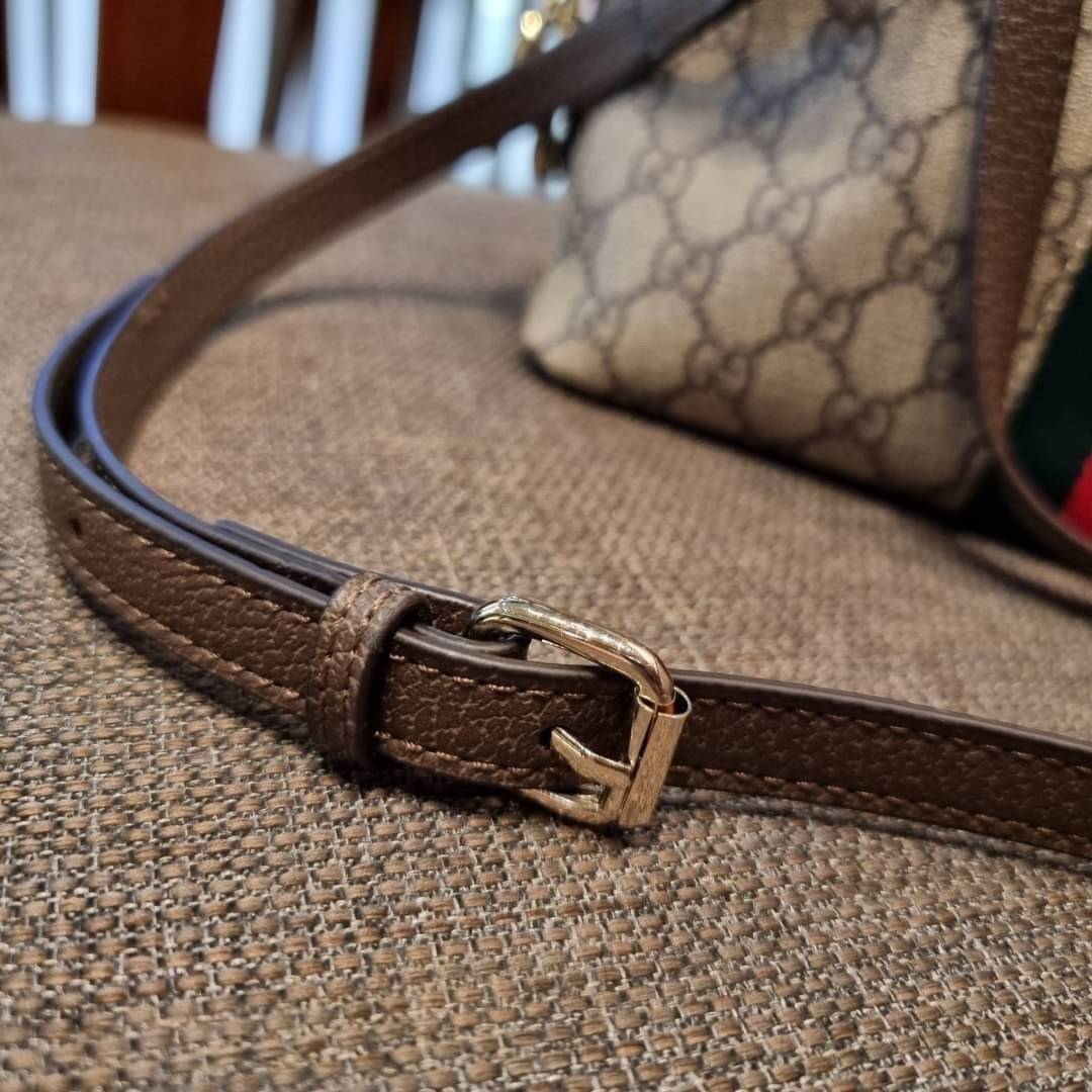 GC CLASSIC SATCHEL BAG กระเป๋าถือ/สะพายทรงโดม รุ่นหายาก สวยคลาสสิค แถมฟรี!! โบว์ผ้าลายแบรนด์ สำหรับตกแต่งหูกระเป๋า ผูกเป็นโบว์ หรือพันถนอมหูกระเป๋าก็เพิ่มดีเทลความหรูได้ วัสดุหนังแคนวาส ดีไซน์แถบคาดโดดเด่น เปิด-ปิดกระเป๋าด้วยซิป หัวซิปตัว G อะไหล่สีทอง เล