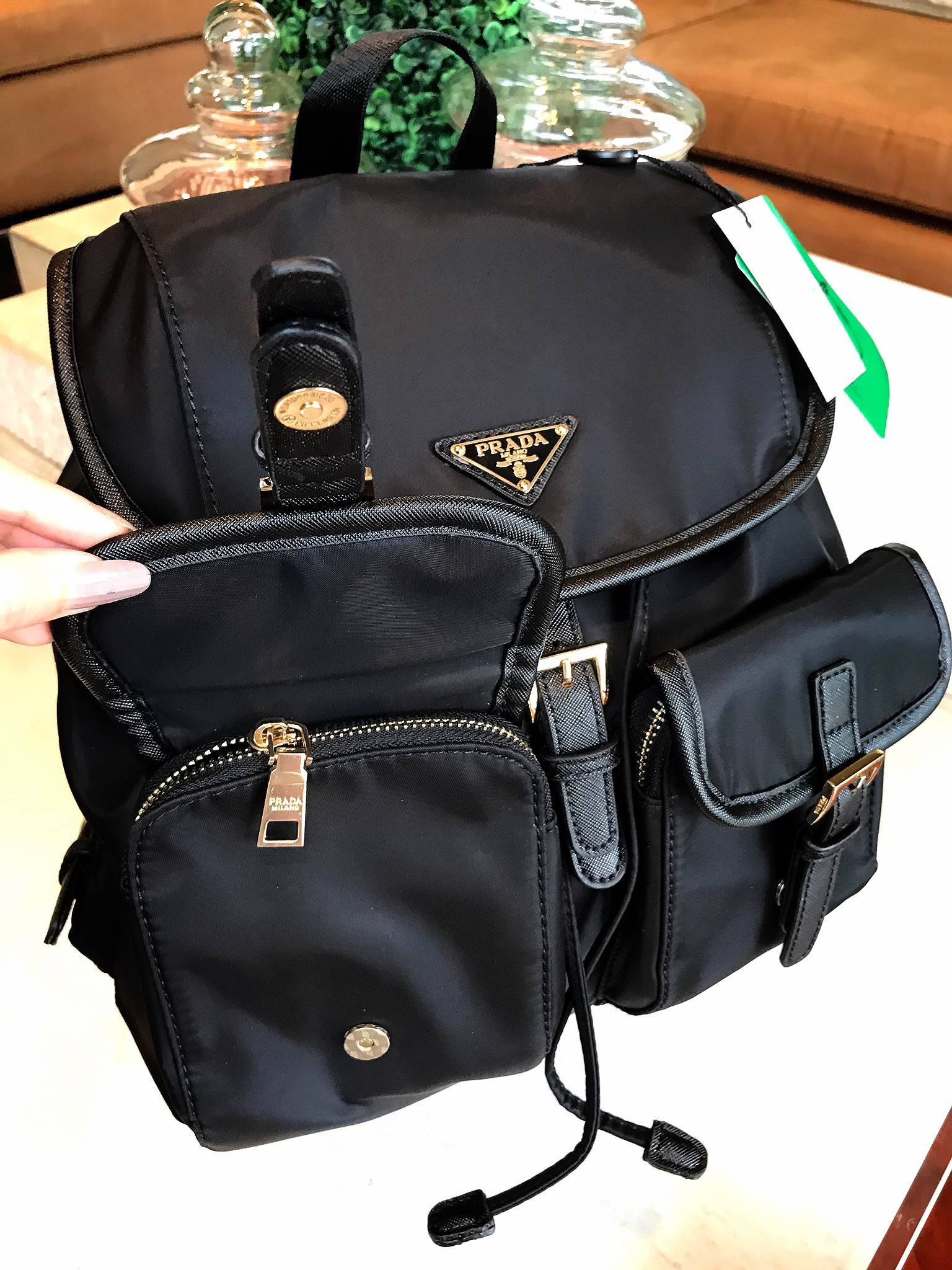 ล็อตใหม่ รุ่นแนะนำค้าา♡ กระเป๋าเป้ทรงสวย Prada Nylon Backpack With Pocket วัสดุผ้าไนล่อน กันน้ำเนื้อหนาอย่างดี ใบนี้ ดีไซต์สวยเก๋ เป้แบบหูรูด **ทรงสวยน่ารัก เปิดปิดด้วยกระดุมแม่เหล็ก เข็มขัดปรับได้ ด้านหน้ามีกระเป๋าอีก 2 กระเป๋าเปิดปิดด้วยซิป บุด้ว