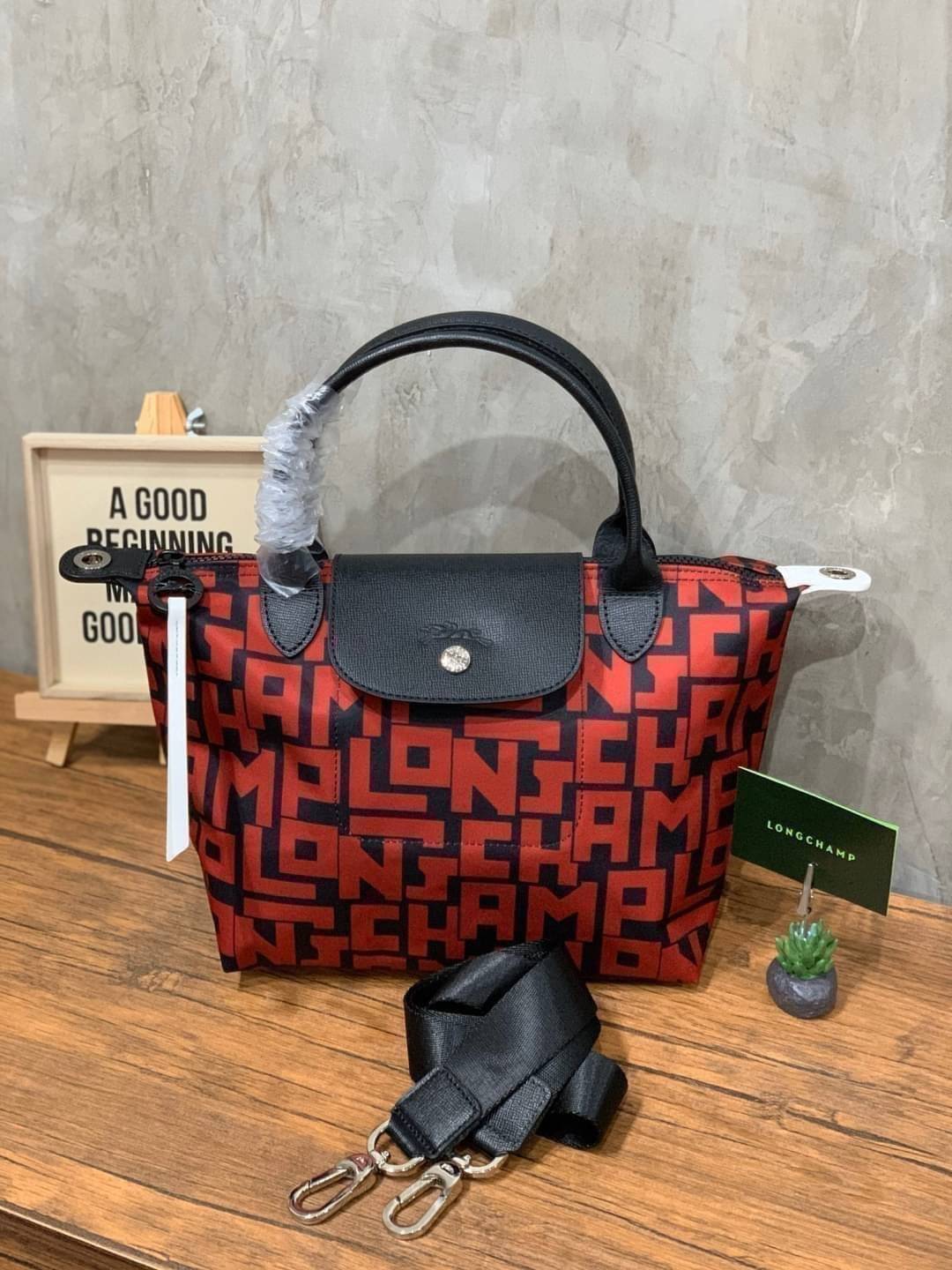 ของแท้ 💯% Longchamp LE PLIAGE LGP TOP HANDLE BAG S พบกับคอลเลคชั่นใหม่ล่าสุด มีดีไซน์ที่เรียบหรูและคลาสสิก แฝงด้วยลูกเล่นแบบเฟมินีน