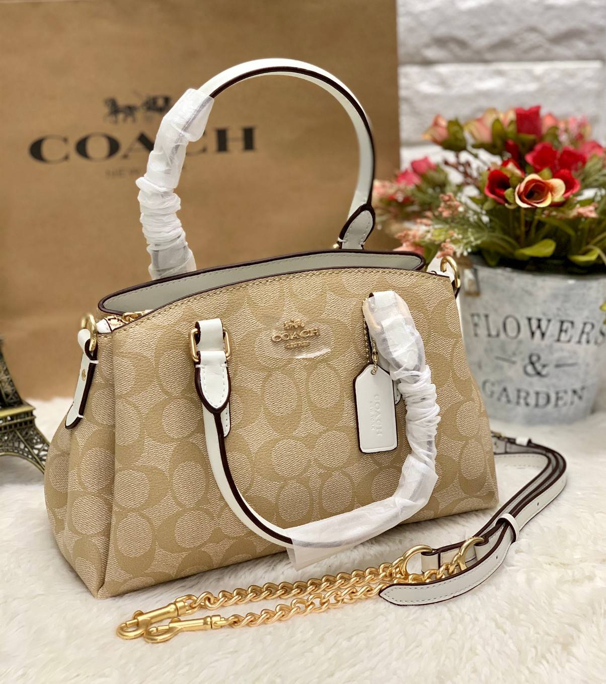 COACH MINI SAGE CARRYALL IN SIGNATURE 🌈กลับมาแล้ว รุ่นที่สาวๆหลายคนถามหาค่ะ! กระเป๋าหิ้วได้//สะพายข้างได้ pvc หนังนิ่มอย่างดีค่ะ กระเป๋าแบ่งออกเป็น3ช่อง มีเป็นช่องซิปกลาง แต่ละช่องกว้างใส่ของจำเป็นได้ครบเลยนะคะ พร้อมสายสะพายแบบโซ่ต่อหนังถอดออกได้เ
