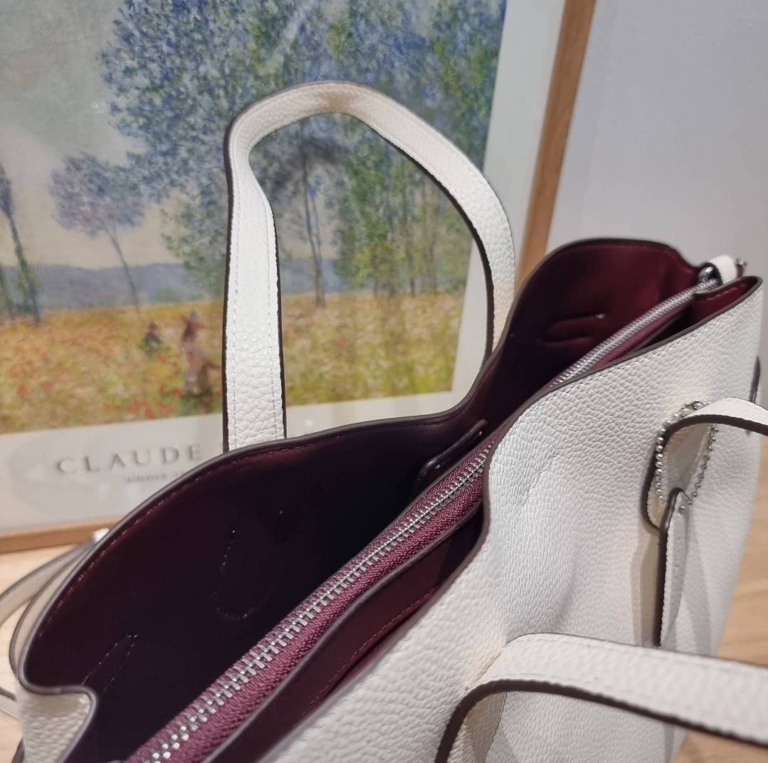 COACH HANNA CARRYALL IN SIGNATURE CANVAS / CH187 / CH195 / CH542 น้องใหม่ เรียบหรู ดูแพง กับกระเป๋าถือ/สะพายทรงสวย คงความคลาสสิค ดีไซน์ตกแต่งสายคาดจับจีบข้างกระเป๋าเพิ่มดีเทล มาพร้อมหูจับในตัว