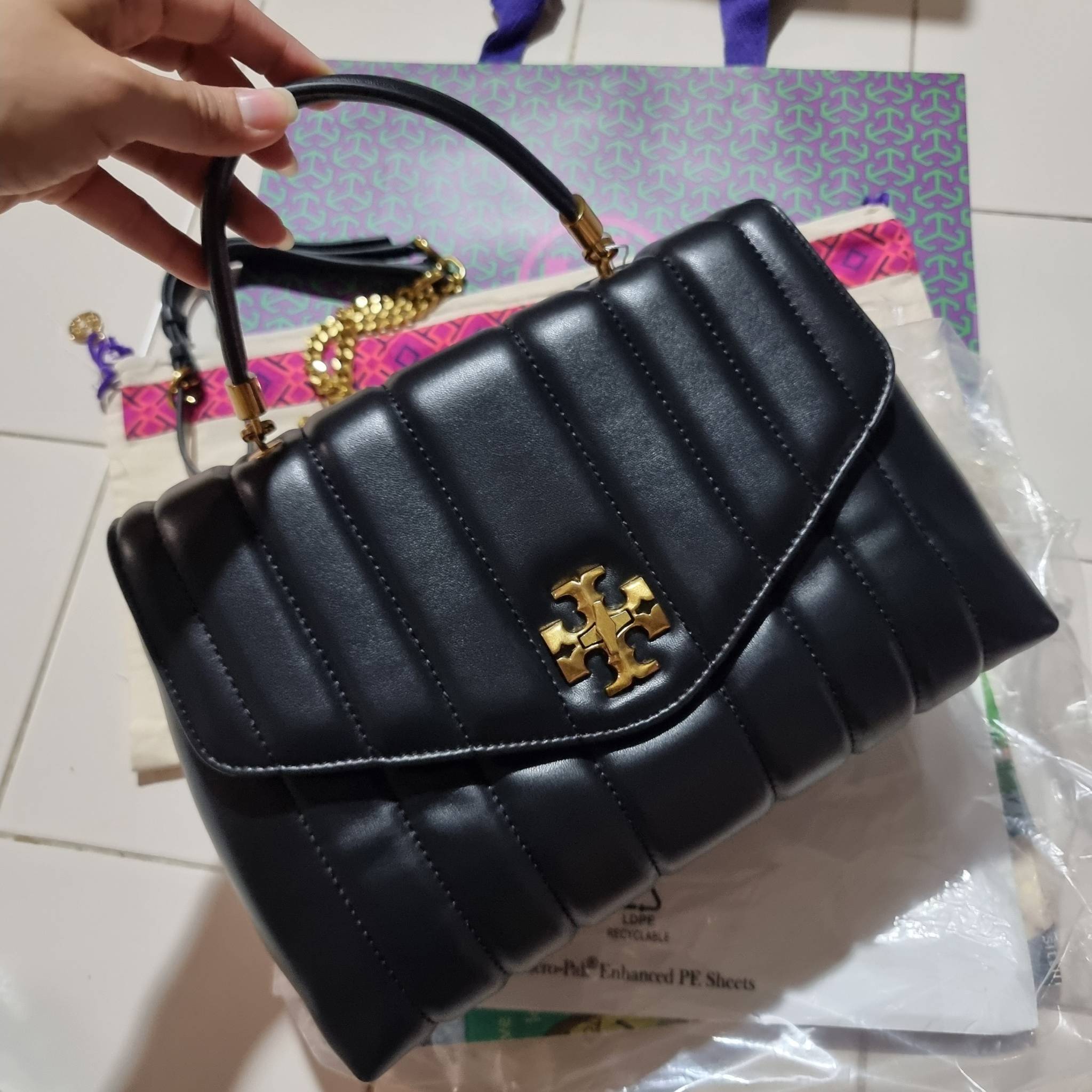 TORY BURCH KIRA QUILTED LARGE SATCHEL ใบใหญ่กับคอลที่ปังไม่ไหว พร้อมเสิร์ฟสีคลาสสิค กระเป๋าถือ/สะพาย ทรงสวย ดูแพง ดูหรู!! หนังแท้ ดีไซน์บุนวม เส้นคมสวย วัสดุหนังแกะ สัมผัสดีงาม นิ่มมือ เปิด-ปิดด้วยอะไหล่บิดล็อค ภายในเป็นช่องโล่ง มีช่องซิป ใส่ของได้แน่นๆ ม