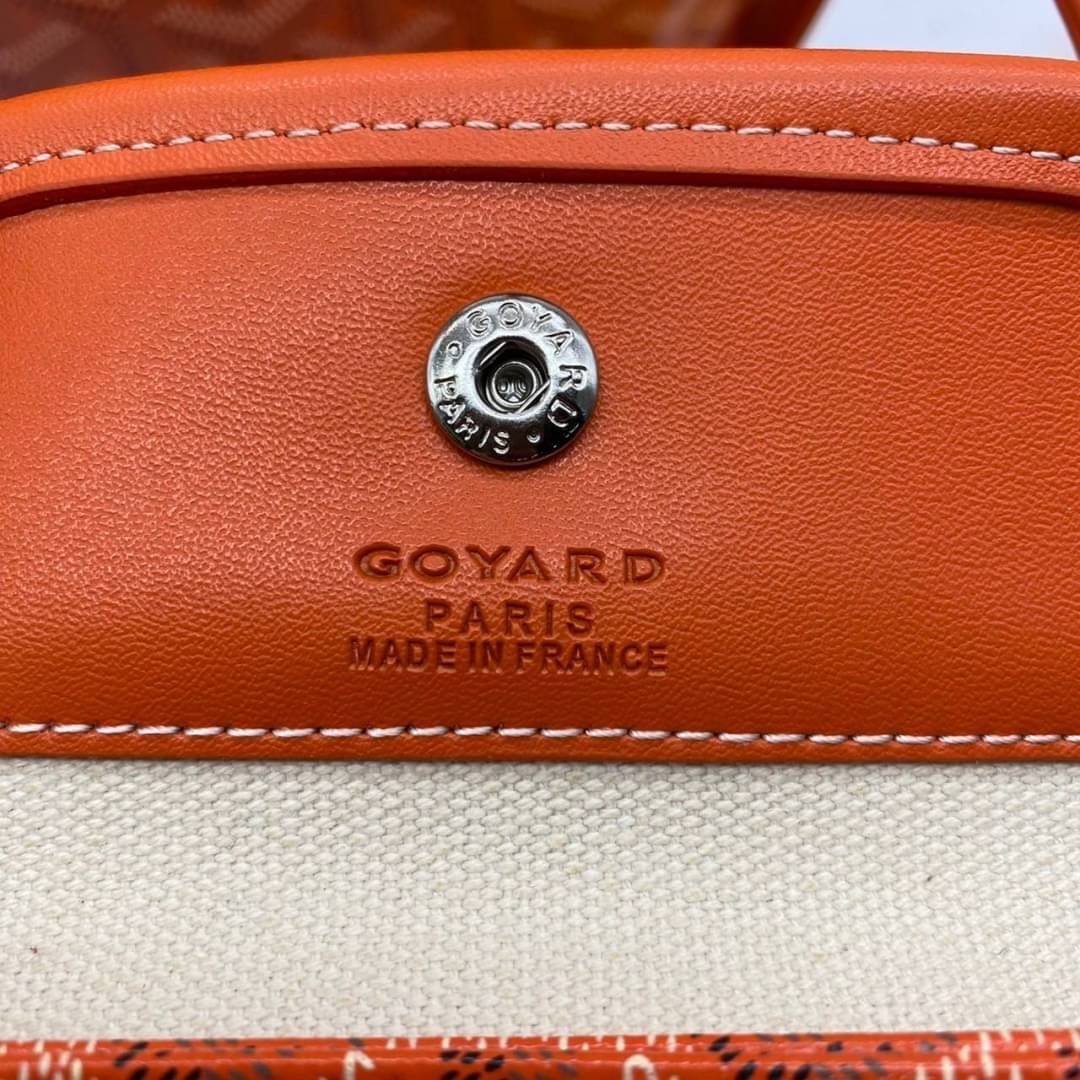 9 สี GOYARD ANJOU TOTE MINI / Goyard Mini Tote เกรดออริจินอลสลับแท้ ใช้งานต่างประเทศได้ ฮอตไอเท็ม กับกระเป๋าสะพายทรงโท้ท ไซส์มินิ กะทัดรัด มาครบสีขายดี เลิศทุกสี รูปทรงคลาสสิค ดีไซน์เป็นเอกลักษณ์ ใช้งานได้หลากหลาย