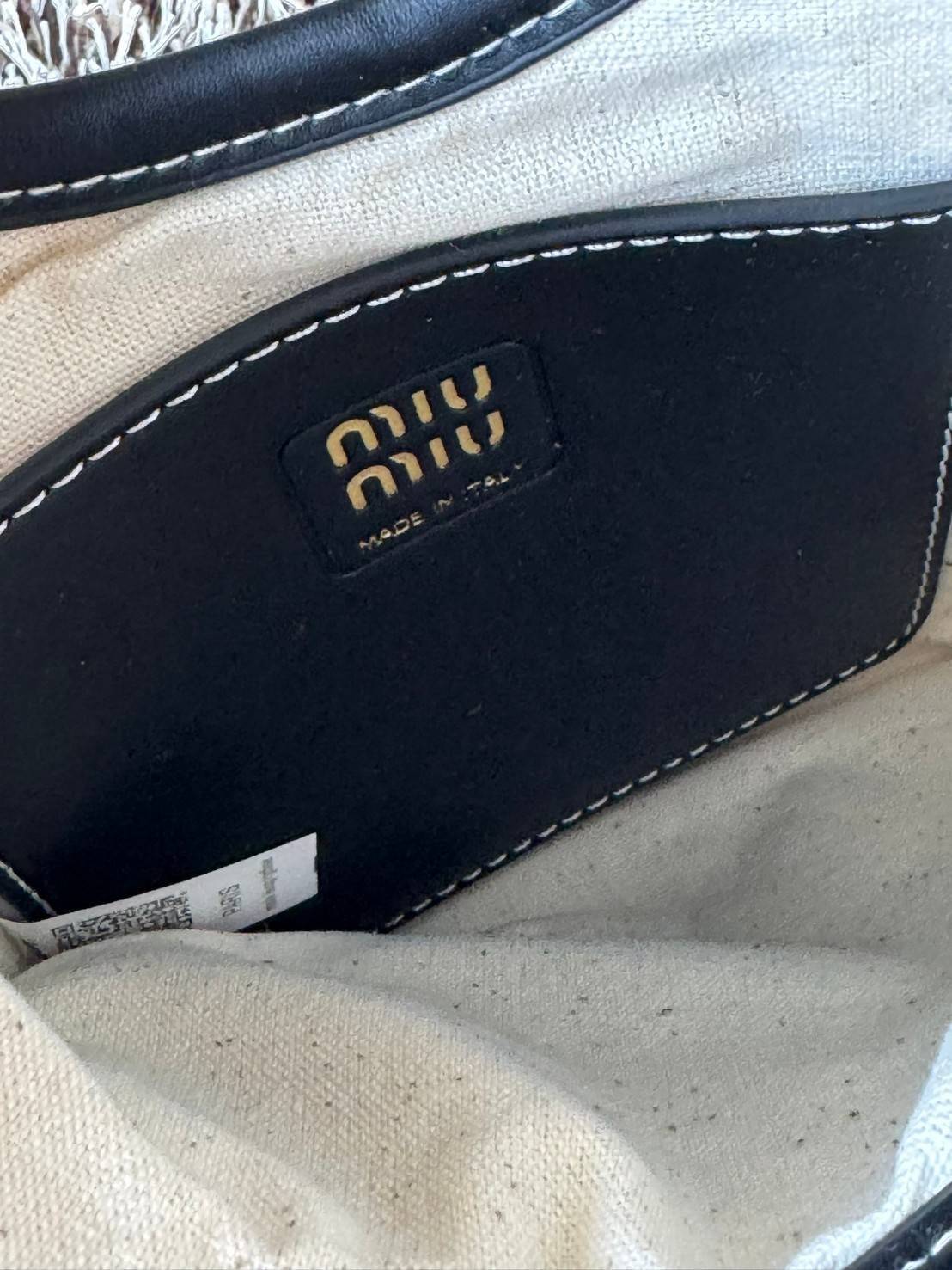 MIU MIU IVY leather handbag / Miu Miu ivy mini tote กระเป๋าสไตล์คลาสสิก มาในดีไซน์เรียบแต่โก้ ให้ลุคที่ดูเท่มั่นใจ สามารถถือและสะพายได้ จุดเด่น ที่โลโก้หนังตัวนูน ที่เสริมให้กระเป๋าดูแฟชั่นและทันสมัย