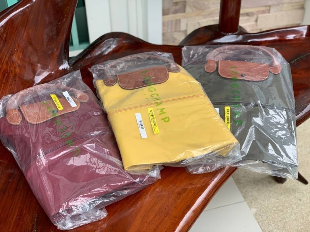 LONGCHAMP LE PLIAGE CLUB TRAVEL BAG กระเป๋าขนาดใหญ่สำหรับการเดินทาง เราเรียกที่นี้ว่า travelling bag รุ่นคลาสสิค มาพร้อมสายสะพายยาวที่ปรับและถอดออกได้ ความพิเศษของรุ่นนี้ที่ครองใจนักเดินทางทั่วโลก คือซิปรอบตรงกลางตัวกระเป๋า สามารถเปิดซิปเพื่อขยายขนาดและพั