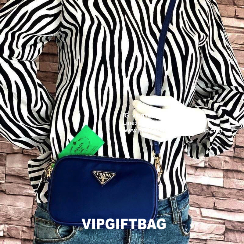 PRADA CROSSBODY BAG WITH ZIP GIFT WITH PURCHASE (GWP) กระเป๋าสะพายพรีเมี่ยมกิ้ฟ Limited Edition จากเคาน์เตอร์แบรนด์ดีไซน์เรียบหรูดูดี วัสดุ Nylon & Polyester 100% เนื้อหนาคุณภาพดีตามแบบฉบับของแบรนด์ ด้านหน้าประดับโลโก้มีช่องแบ่ง2 ช่องเป็นสัดส่วนเปิดปิดด้ว