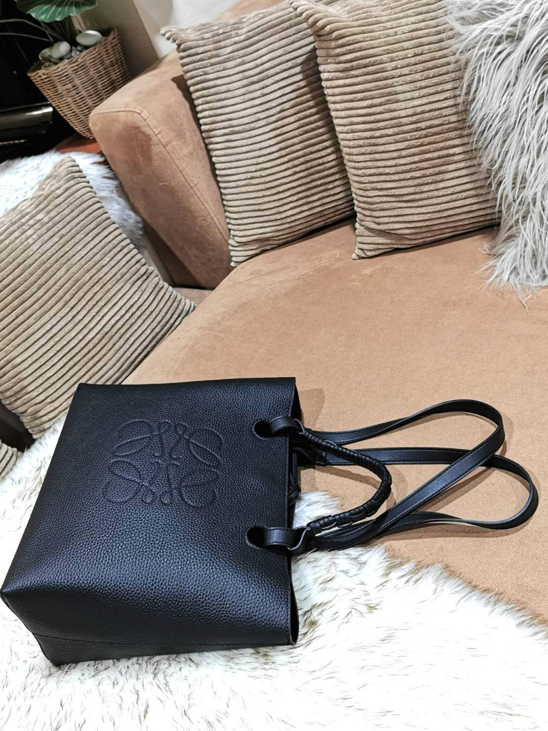 พร้อมส่งความสวย! Super Rare! ห้ามพลาด!✴️ LOEWE HANDLE & SHOULDER BAG VIP GIFT WITH PURCHASE (GWP) กระเป๋าหนังแท้พรีเมี่ยมกิ๊ฟ Limited จาก LOEWE PERFUME DUTYFREE รุ่น Rare items สุดๆวัสดุหนังแท้ Lambskin แบบนิ่มเทคเจอร์สวยดีไซน์สุดหรูคงเอกลักษณ์แบรน