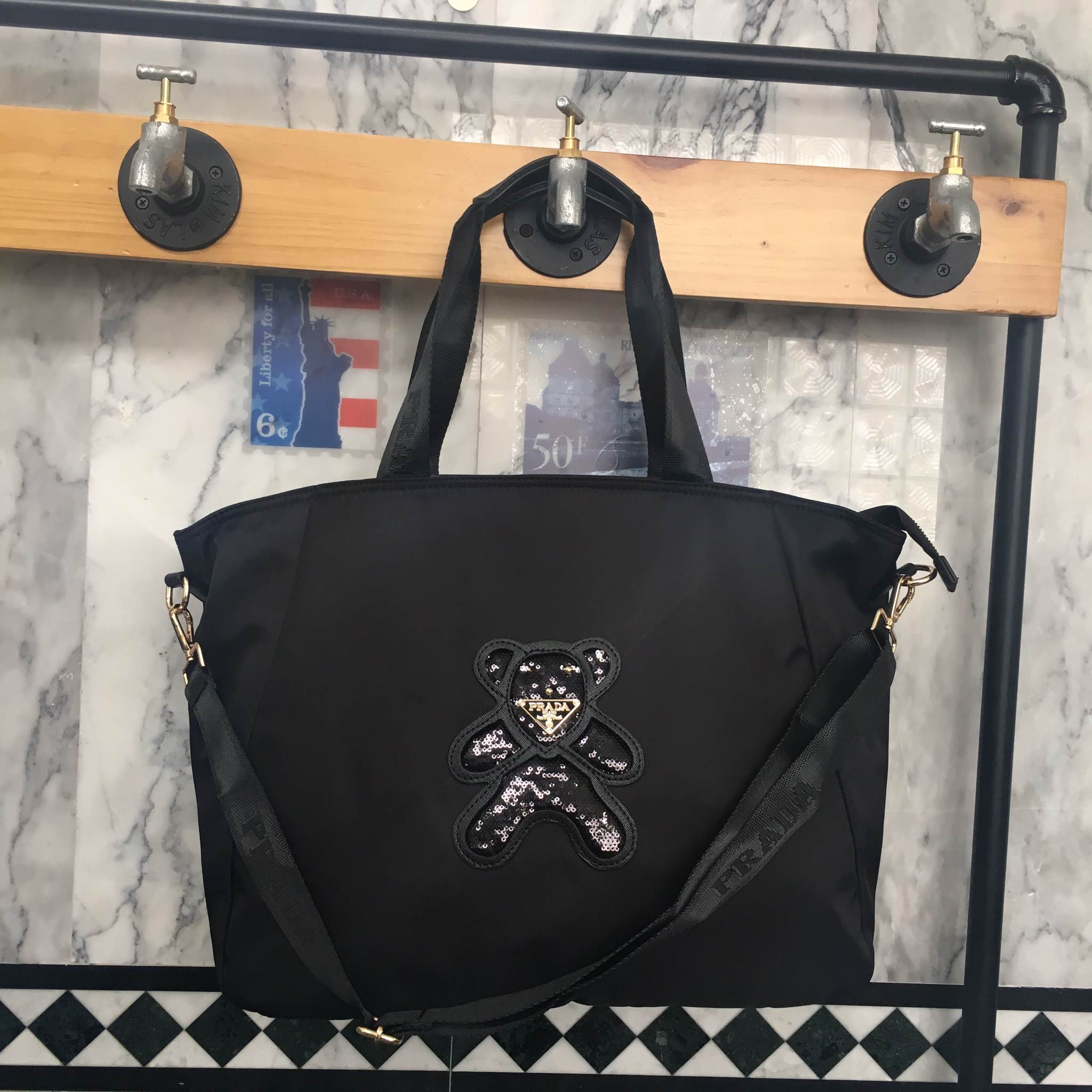 งานพรีเมี่ยมกิ้ฟ จากเคาเตอร์ต่างประเทศคะ 🐼รุ่น Limited edition ค่า ได้ กระเป๋าอเนกประสงค์ ทรง TOTE จากแบรนด์ PRADA มาค่า เป็น กระเป๋าผ้าไนล่อน ตามแบบฉบับของแบรนด์เลย ใบนี้มีสายยาวให้คะ เลิศมาก สะพายเป็น shoulder bag หรือ ถือได้คะ ใช้ได้2ด้าน ด้านน