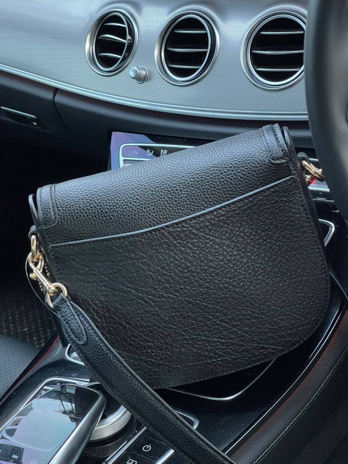 COACH JADE SADDLE BAG 91084 จุดเด่นคือ การออกแบบให้กระเป๋าเป็นรูปทรงที่โค้งมนตามสไตล์โฮโบ (Hobo Style) ผสมผสานกับความสวยงามของโลโก้ด้านหน้าอันเป็นเอกลักษณ์ สายสะพายข้างที่สามารถปรับระดับได้ สวยสะดุดตา ดูแลง่าย นอกจากนี้ คุณยังสามารถนำไป Mix & Match กับการ