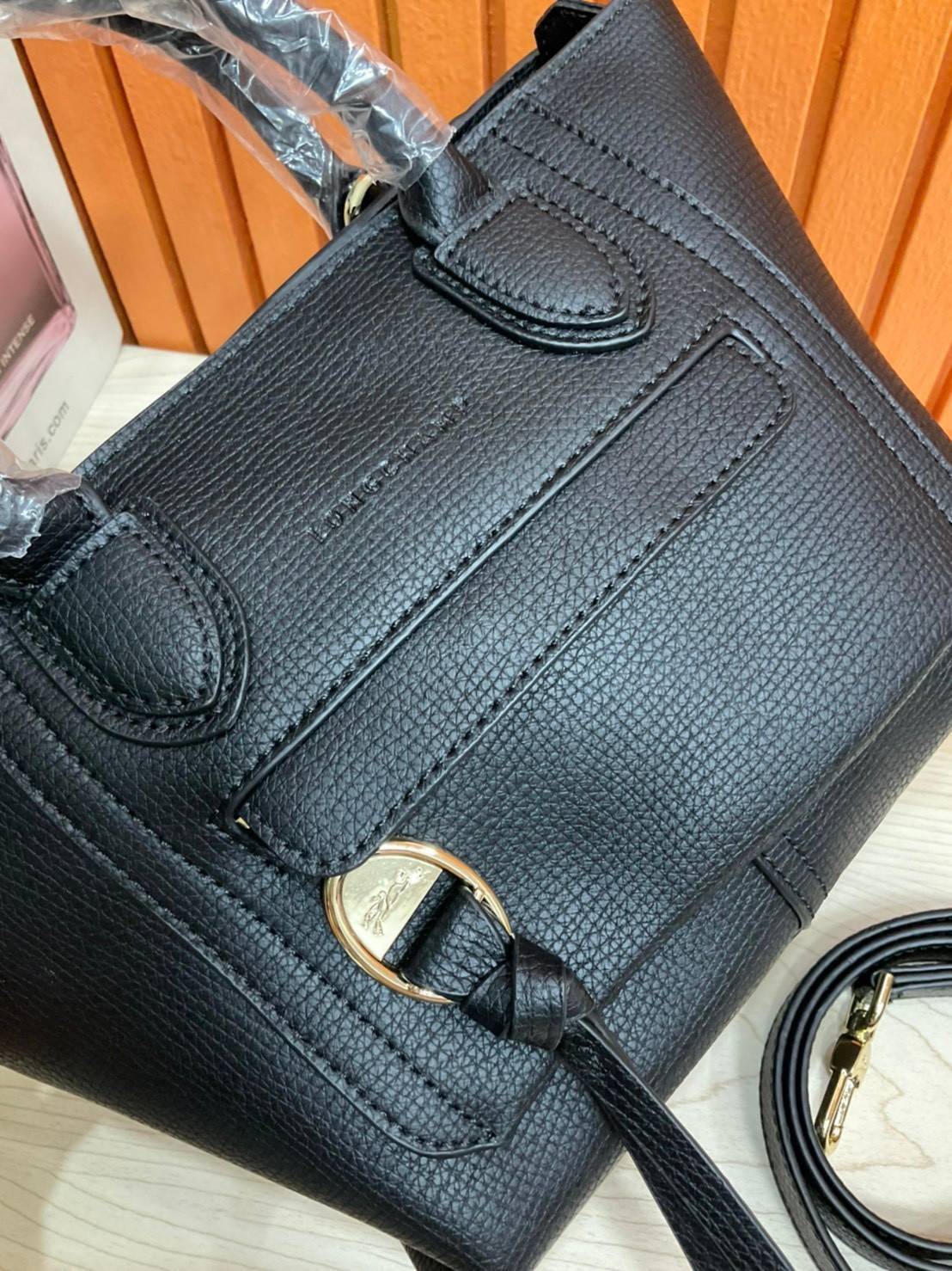 ของแท้ 💯% LONGCHAMP MINI MAILBOX TOP HANDLE BAG กระเป๋าถือ/Crossbody รุ่นหายาก!! รุ่นใหม่ล่าสุด ดีไซน์ด้วยเส้นด้ายที่ดูโฉบเฉี่ยว และ รูปทรงสี่เหลี่ยมคางหมู ทรงสวยโดดเด่น เป็นเอกลักษณ์ของผู้หญิง Longchamp วัสดุ Polyamide & Leather หนังแท้