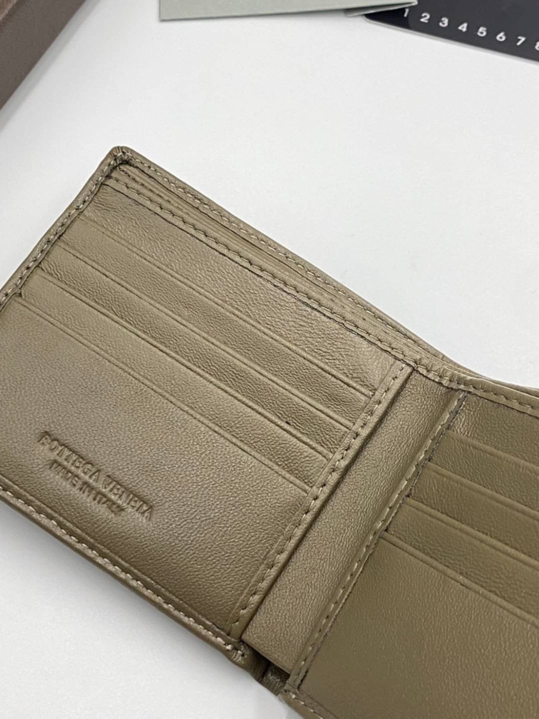 VIP 】หนังแท้ BOTTEGA VENETA WALLET กระเป๋าสตางค์ใบสั้นคุณผู้ชาย รุ่นตามหา มาเท่าไหร่ไม่เคยพอเลยค่า เป็นรุ่นคลาสสิกที่หยิบมาใช้งานได้บ่อยที่สุด งานหนังลูกวัวแท้ทั้งใบสวยมากนะคะ ใช้ทนทานได้นานเลยค่ะ ภาพสินค้าถ่ายจากงานขายจริง พร้อมส่งที่ไทยราคาสุดคุ้มห้ามพล