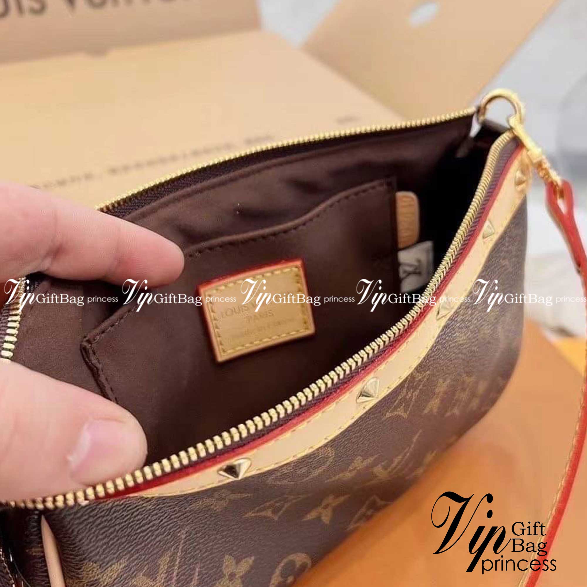 LV Pochette Accessoires Brown / LV MONOGRAM POCHETTE กระเป๋าสะพายทรงพอช สุดฮอต ดีงาม ดีไซน์คลาสสิควินเทจ ขนาดกำลังสวย ประหยัดพื้นที่ สายยาวถอดได้ เป็นไอเท็มที่เหมาะในทุกโอกาส สะพายปรับลุคได้หลายสไตล์ รับรองคุ้มค่าจริงๆจ้า ภาพถ่ายจากงานขายจริง ใช้งานต่างปร