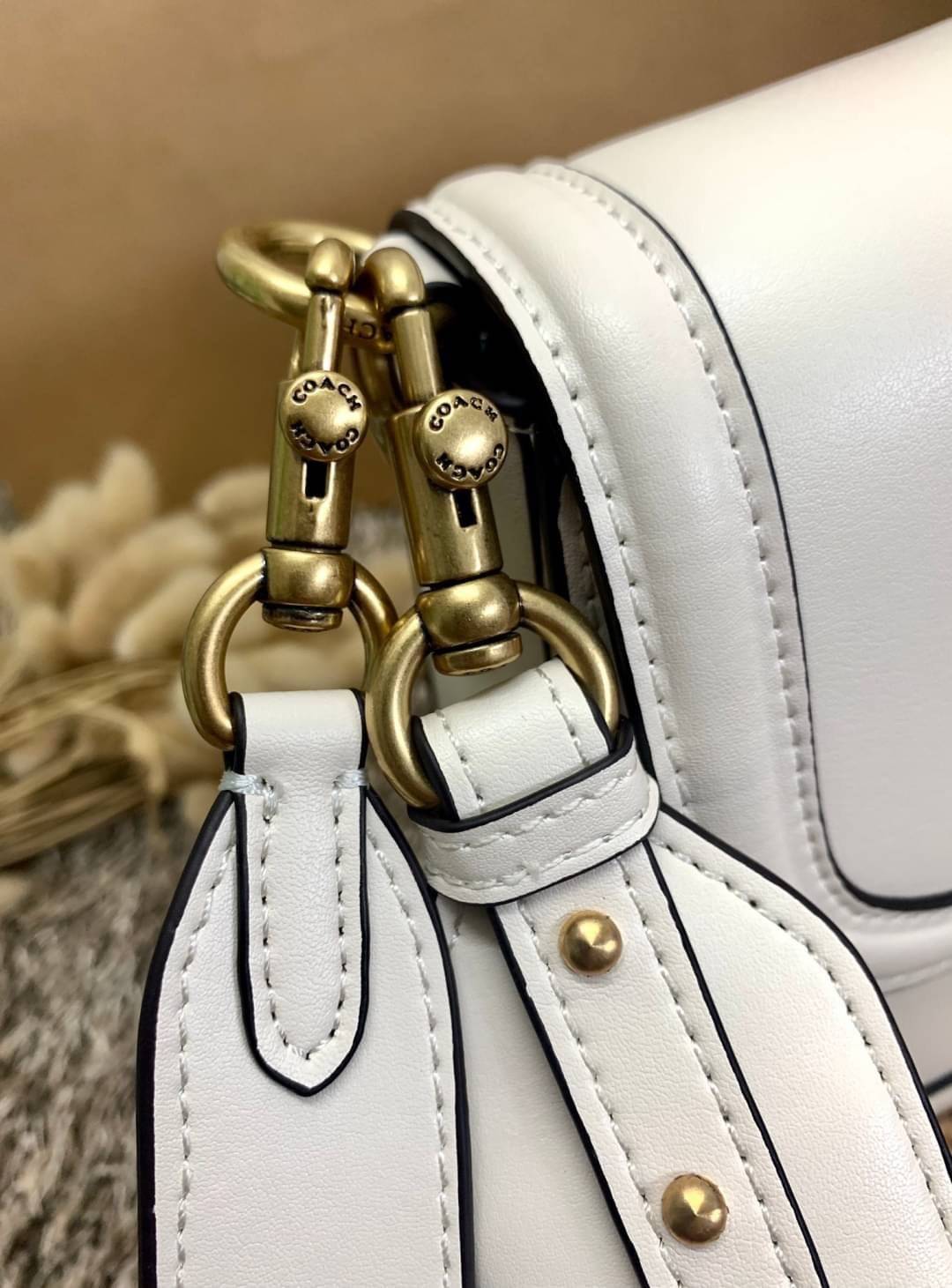 สวย หรู แถมสุดคุ้มกันเลยจร้าา💋 COACH BEAT SADDLE BAG ((C3837//C0749)) พร้อมส่งที่ไทยอีกครั้ง ห้ามพลาดค่าา!! กระเป๋าสะพายครอสบอดี้ร์ วัสดุหนังแท้ชั้นดีที่สุด! หนังสวย บวกกับอะไหล่แบรนด์ที่ดูเด่นคลาสสิคตรงด้านหน้าค่ะ เปิดปิดกระเป๋าแบบกดล็อค ภายในสาม