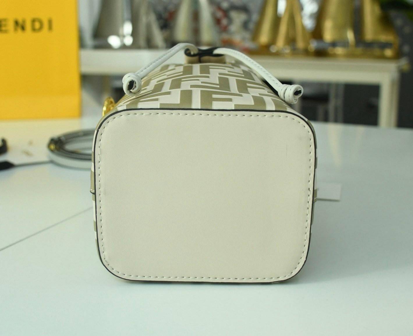 Fendi MonTresor mini Bucket Bag กระเป๋าถือหรือสะพายข้าง วัสดุหนังแท้หนังแข็ง ทรงขนมจีบ ลายแบรนด์ อะไหล่ทองหรูหรา จุของได้เยอะ น้ำหนักเบา ตั้งอยู่ทรง ด้านในโล่ง มี2สาย สายสั้น+ยาว ถอดสายได้ Crossbody ได้ สายยาวปรับระดับได้ คุ้มสุดๆ ใบนี้ไม่ควรพลาดค่ะ ดาราเ