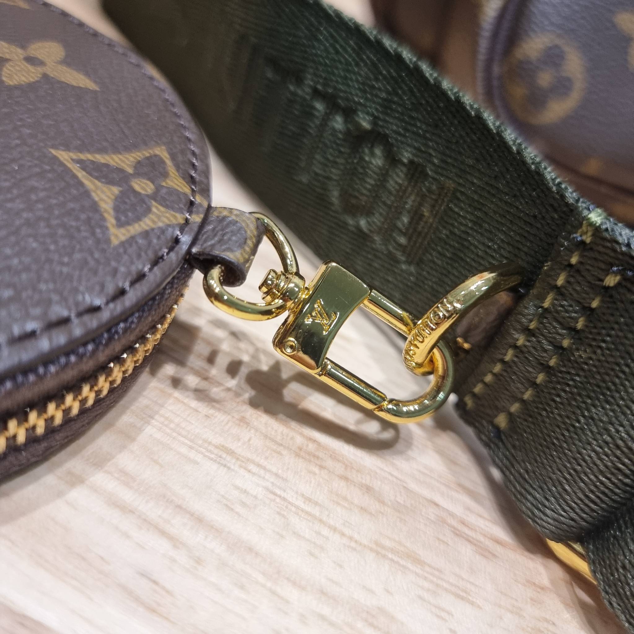 Set 4 ชิ้น LV Multi Pochette Bag New in!! กับ box set ชวนสะสม ที่จับเอารุ่นยอดฮิต มามิกซ์รวมกับไอเท็มสุดคุ้มของมันต้องมี!! จัดเรียงให้อยู่ในกล่องสุดหรู ไม่ว่าจะตัวกระเป๋า กระเป๋าสตางค์ กระเป๋าจิ๋ว ใบไหนๆก็นำมาใช้งานได้จริง คุ้มค่ามากๆ แถมฟรี! ริบบิ้นลายลิ