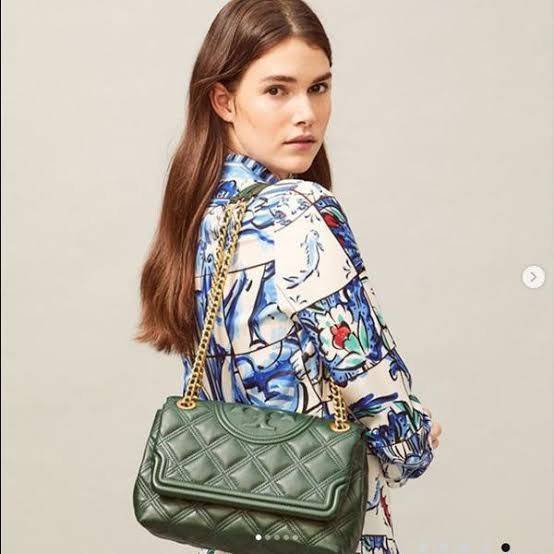 ของแท้ 💯% Tory burch Fleming Soft Small Convetible Shoulder bag กระเป๋าเฟลมมิ่ง (Fleming) สุดคลาสสิค ทำจากหนังนุ่มกับเทคนิคการเย็บแบบควิลท์ เพิ่มความเป็นเอกลักษณ์ด้วยโลโก้ลายดับเบิ้ล