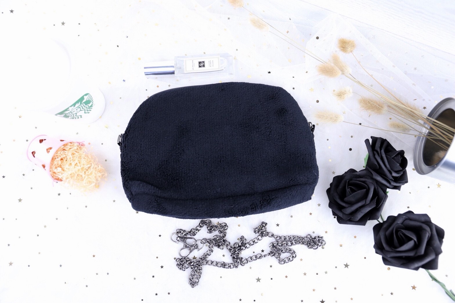 Chanel beauty VIP gift bag CC Patent Pouch กระเป่าสะพายผ้าขนสัตว์วูฟนุ่ม โลโก้ดำ สายถอดและปรับได้ หัวซิปปั้มโลโก้แบรนด์ มาพร้อมสายยาว ถอดสายได้ จะถือเป็นคลัทช์ก็สวย หรือใช้เป็นกระเป๋า Crossbody ใส่โทรศัพท์ตระกูล Plus ทั้งกระเป๋าสตางค์ได้สบายค่ะ