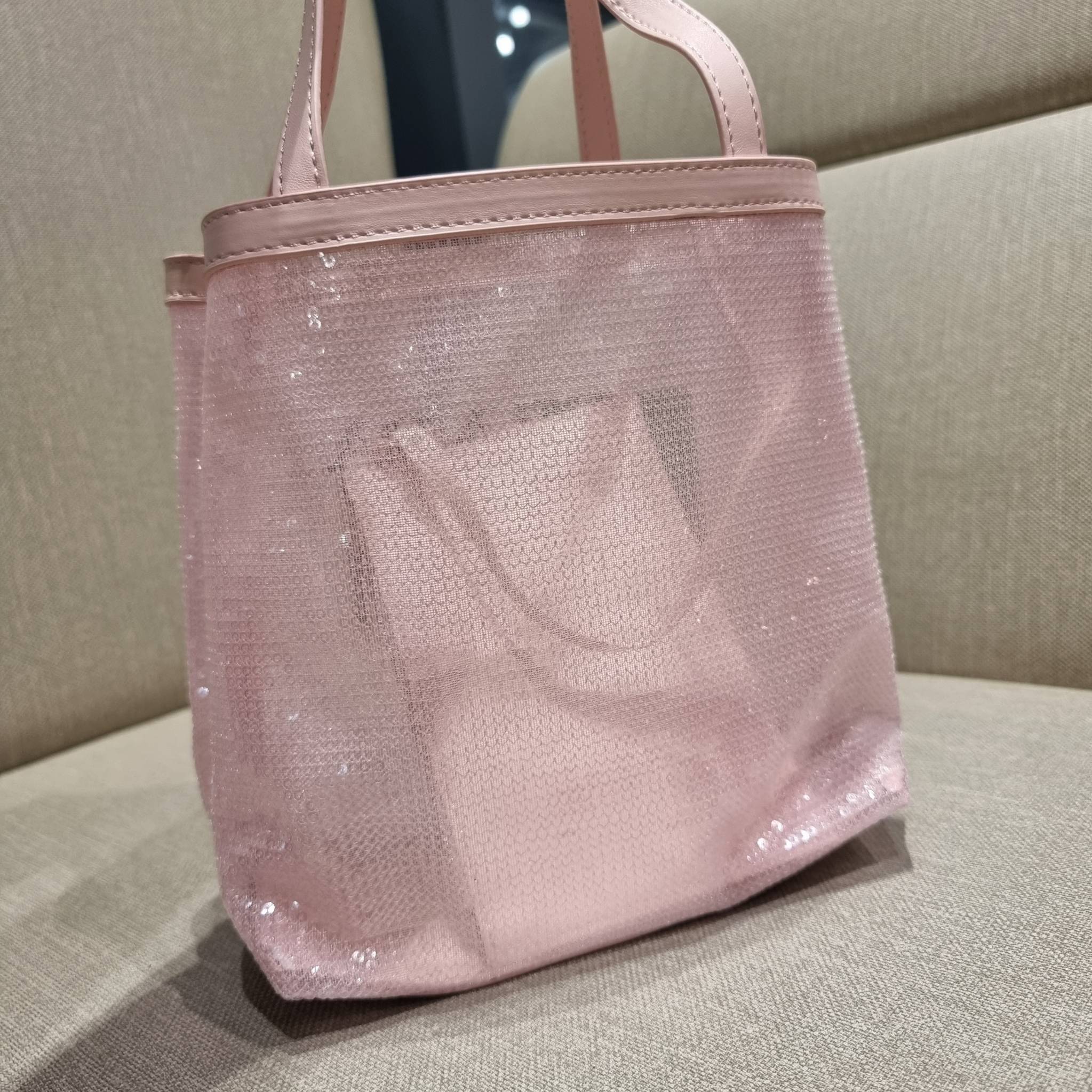 PRADA SMALL SEQUINED MESH TOTE BAG เอาใจสายแฟอีกครั้ง!! กระเป๋าทรงโท้ท ขนาดเล็ก ที่มีดีเทลฝีมือ ด้วยการเรียงร้อยแผ่นเลื่อมเป็นตาข่ายรอบใบ ตัดขอบด้วยหนังสังเคราะห์ พิเศษพร้อมใบลูกให้ด้วย ทรงใช้งานง่าย ภายในโล่งกว้าง ถือไปเรียน ไปเที่ยว ไปทำงาน พกพาง่ายสุดๆ