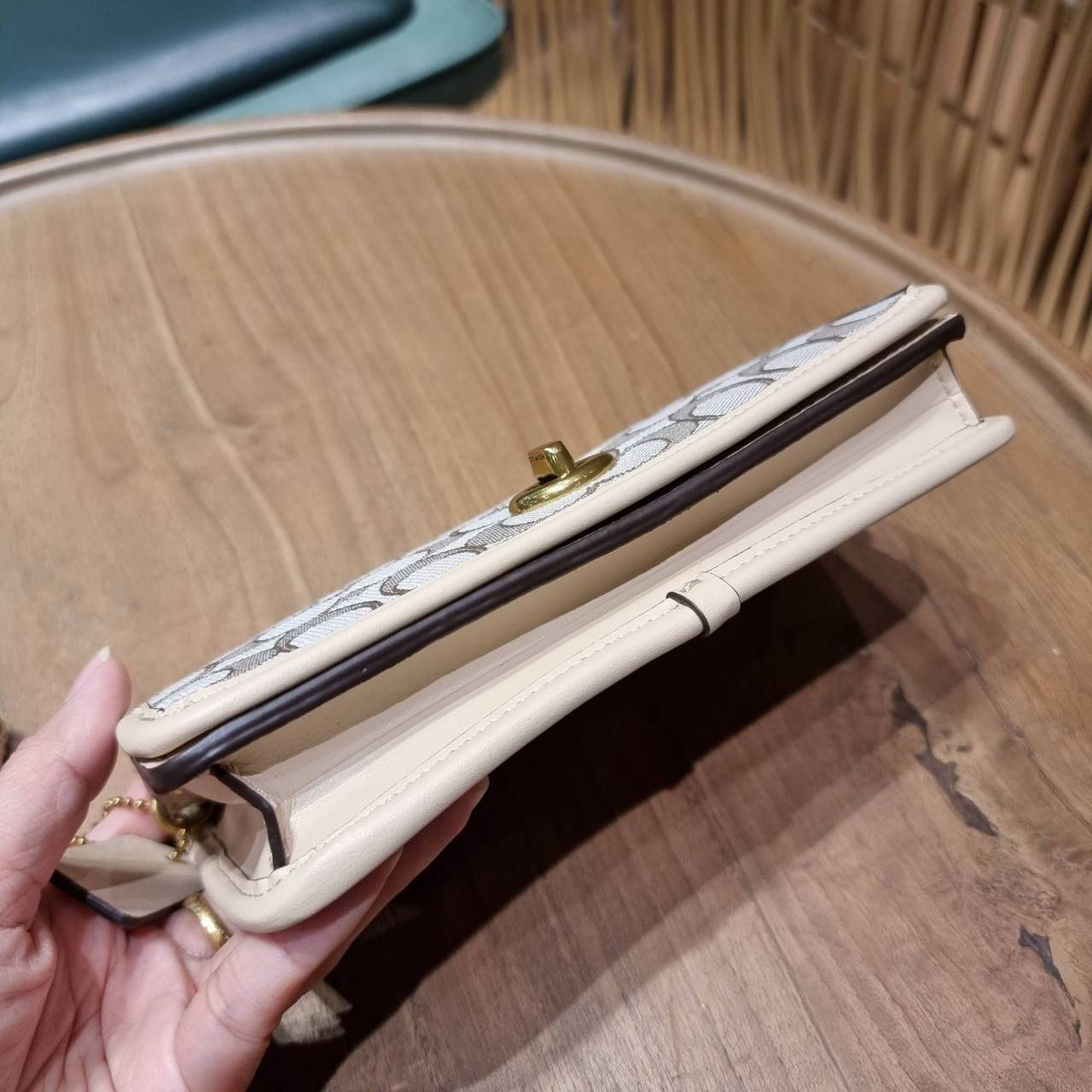 COACH C3824 FOLDOVER CROSSBODY CLUTCH IN SIGNATURE JACQUARD คลัทช์เก๋ๆที่สาวๆตามหา 2IN1 ไปอีกหนึ่ง!! กระเป๋าสะพายทรงคลัชท์ ใช้งานได้ถึง 2 แบบ จะพกเดี่ยวๆแทนกระเป๋าสตางค์ หรือคล้องสายสะพายข้าง สะพายชิคๆคูลๆ ก็ได้อีก มันดีงามมากทุกสี เพราะความละมุนของผ้า ja