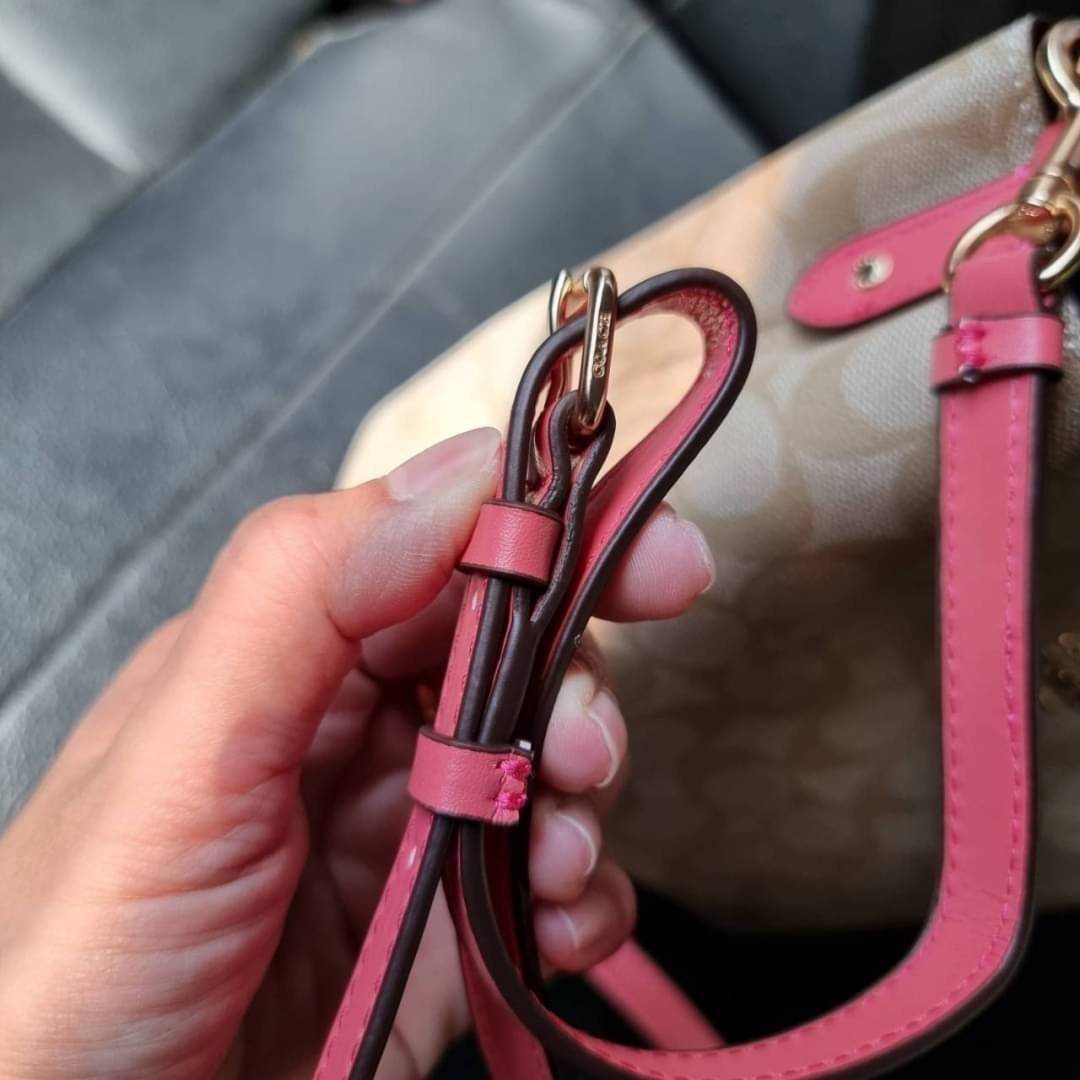 COACH 2312 SMALL TOWN BUCKET BAG IN SIGNATURE CANVAS รุ่นยอดนิยมใบเล็กมาครบสีแล้วจ้า กระเป๋าทรงบัคเก็ต สีผู้ดี๊ผู้ดี ตัวกระเป๋าดีไซน์คลาสสิคลายซี ดูโดดเด่น วัสดุหนังแคนวาสเคลือบลาย สวยคมทุกมุมจริงๆ!! เปิด-ปิดด้วยกระดุมแม่เหล็กทั้ง 2 ฝั่ง ภายในเป็นช่องโล่ง