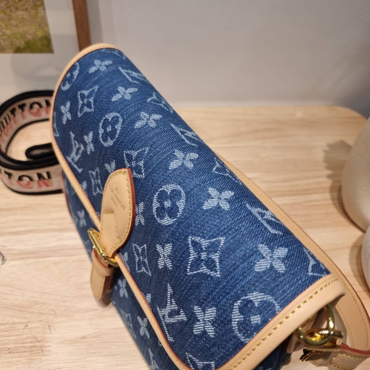 LV diane monogram denim bag กระเป๋ามัลติฟังก์ชั่น ดีไซน์ใหม่ ออกมาได้น่ารักน่าใช้มากๆ สียีนส์สวยมีเสน่ห์ มีสายมาให้ถึง 2 แบบ สายหนังคล้องไหล่ได้ ปรับสะพายข้างได้ และสายสปอร์ตครอสบอดี้ได้