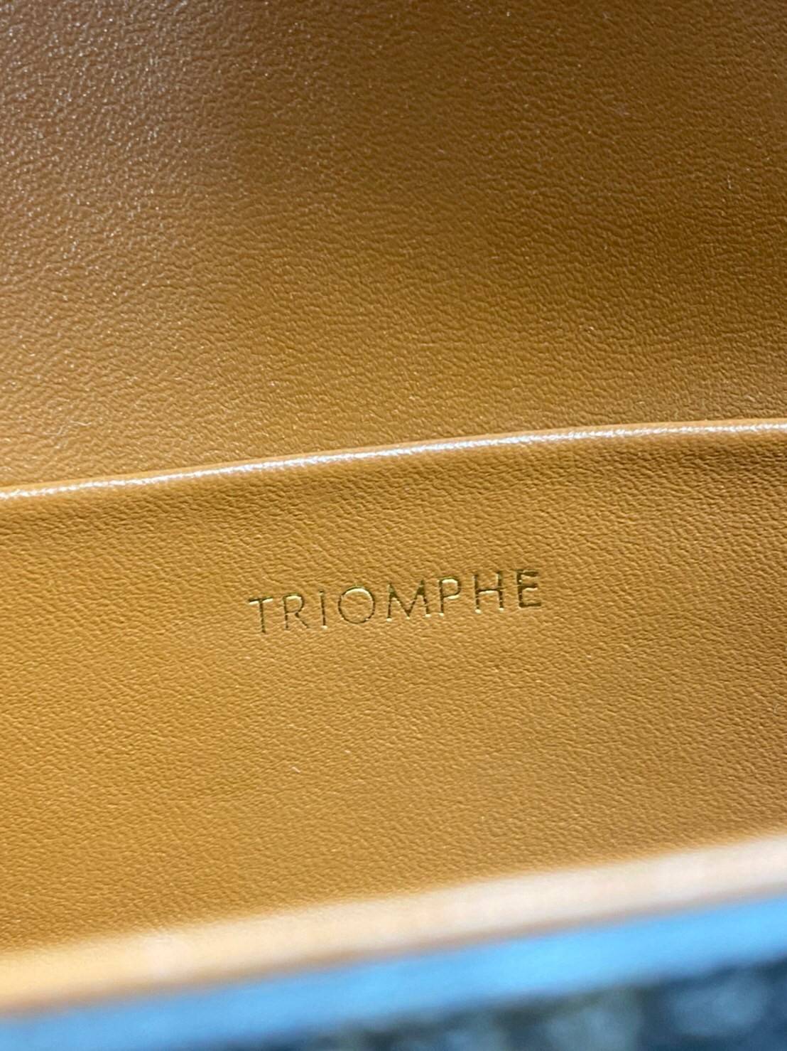 หนังแท้ CELINE CHAIN SHOULDER BAG / CELINE TRIOMPHE พร้อมส่งที่ไทย กระเป๋าเรียบหรูและดูทันสมัย ให้คุณเลือกสะพายในชีวิตประจำวันเข้ากับการแต่งตัวสบาย ๆ หรือจะสะพายออกงานปาร์ตี้สังสรรค์ก็ช่วยให้คุณดูโดดเด่น มีรูปทรงที่ดูแข็งแรงจึงไม่เสียรูปทรงแม้ใส่ของจำนวนม