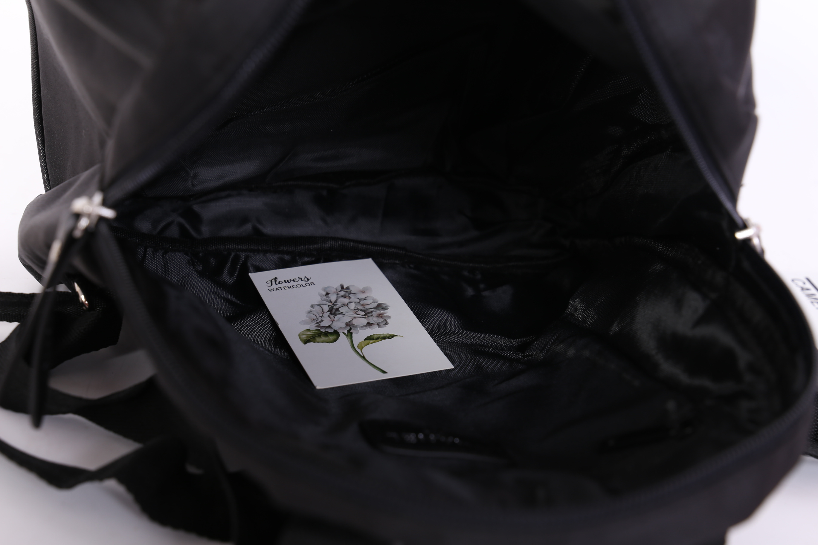 Chanel VIP Gift Backpack (พร้อมส่งโลโก้ขาว) สินค้าเป็นของแท้ ใหม่จากเค้าเตอร์เครื่องสำอาง/น้ำหอมแบรนด์ กระเป๋าเป้ของแท้จาก Chanel VIP Gift Bag วัสดุไนล่อน หัวซิปทำจากหนังปั้มชื่อแบรนด์ ด้านในเป็นช่องกว้าง และมีช่องซิปเล็ก ตัวสายสะพายด้านหลังเลื่อนปรับได้ค