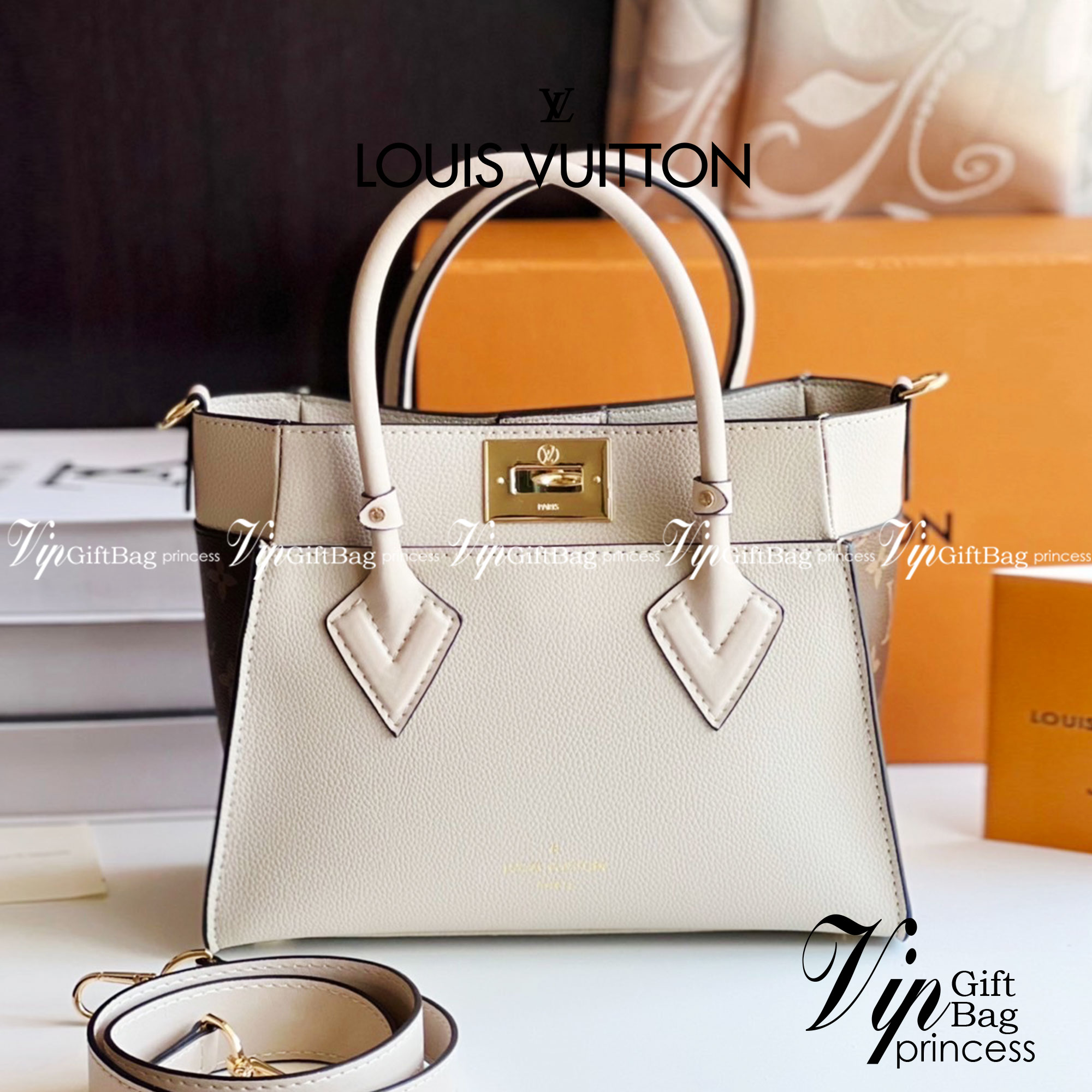 หนังแท้ LV On My Side PM กระเป๋าโท้ทขนาดกะทัดรัดที่ผลิตจากหนังลูกวัวเนื้อนุ่ม เกรดออริจินอล ภาพสินค้าถ่ายจากงานขายจริง ใช้งานต่างประเทศได้