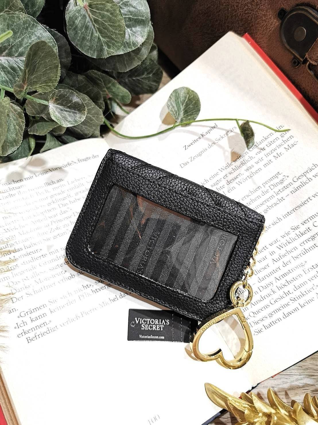 VIP 】พร้อมส่งความน่ารัก! NEW! VICTORIA'S SECRET MINI WALLET KEYCHAIN VIP GIFT WITH PURCHASE (GWP) จาก Victoria's Secret Factory วัสดุหนังคาร์เวียร์ขึ้นลายริ้วสวยอยู่ทรง ด้านหน้าประดับโลโก้แบรนด์อะไหล่ทองสวยหรูดูดี เปิดปิดด้วยกระดุม ภายในมีช่องใส