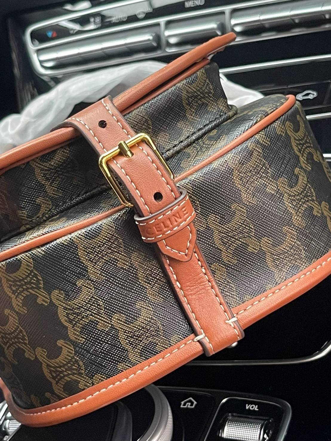 CELINE MEDIUM FOLCO BAG IN TRIOMPHE CANVAS หากใครที่กำลังมองหากระเป๋าสะพายข้าง ขนาดกะทัดรัด และเรียบหรู ต้องใบนี้เลยค่ะ เป็นกระเป๋าเปิดปิดแบบแบบฝาผับที่มีรูปทรงโค้งและที่ล็อกรูปทรงคล้ายเข็มขัด อีกทั้งยังสะท้อนความสวยสไตล์สาวปารีสได้อีกด้วย ด้านในของรุ่นนี