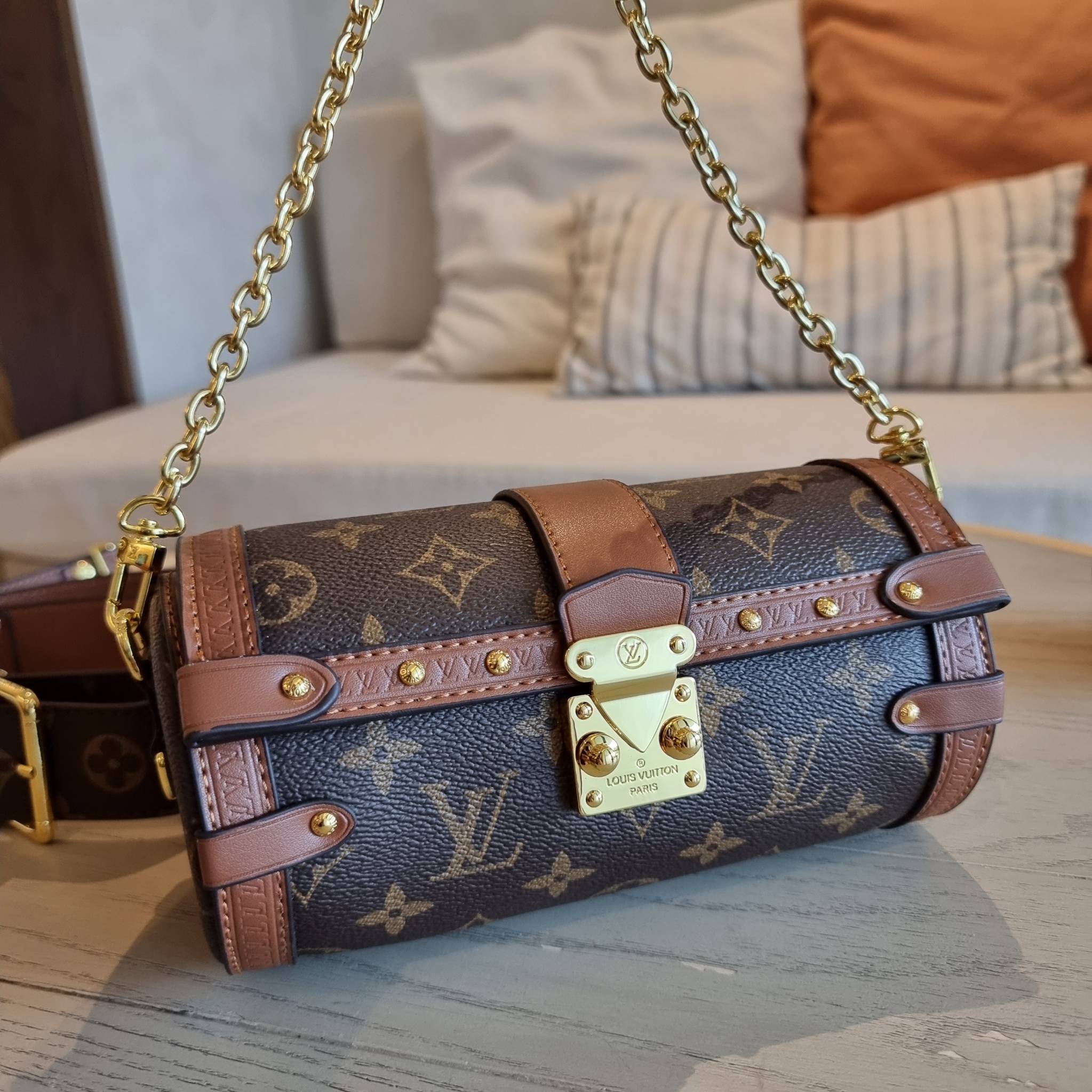 LV PAPILON TRUNK BAG กระเป๋าทรงสวย ดีไซน์หรู ไม่เหมือนใคร มีสายมาให้ 2 เส้น สายโซ่และสายหนังสปอร์ตเส้นใหญ่ วัสดุหนังแคนวาส เปิดปิดด้วยตัวกดล็อค ภายในโล่งกว้าง ใส่ของได้สบายๆที่สำคัญ ใบจริงสวยสุดคุ้ม งานหายาก ที่ไม่อยากให้สาวๆพลาดกันจ้า มาพร้อม box set ให้