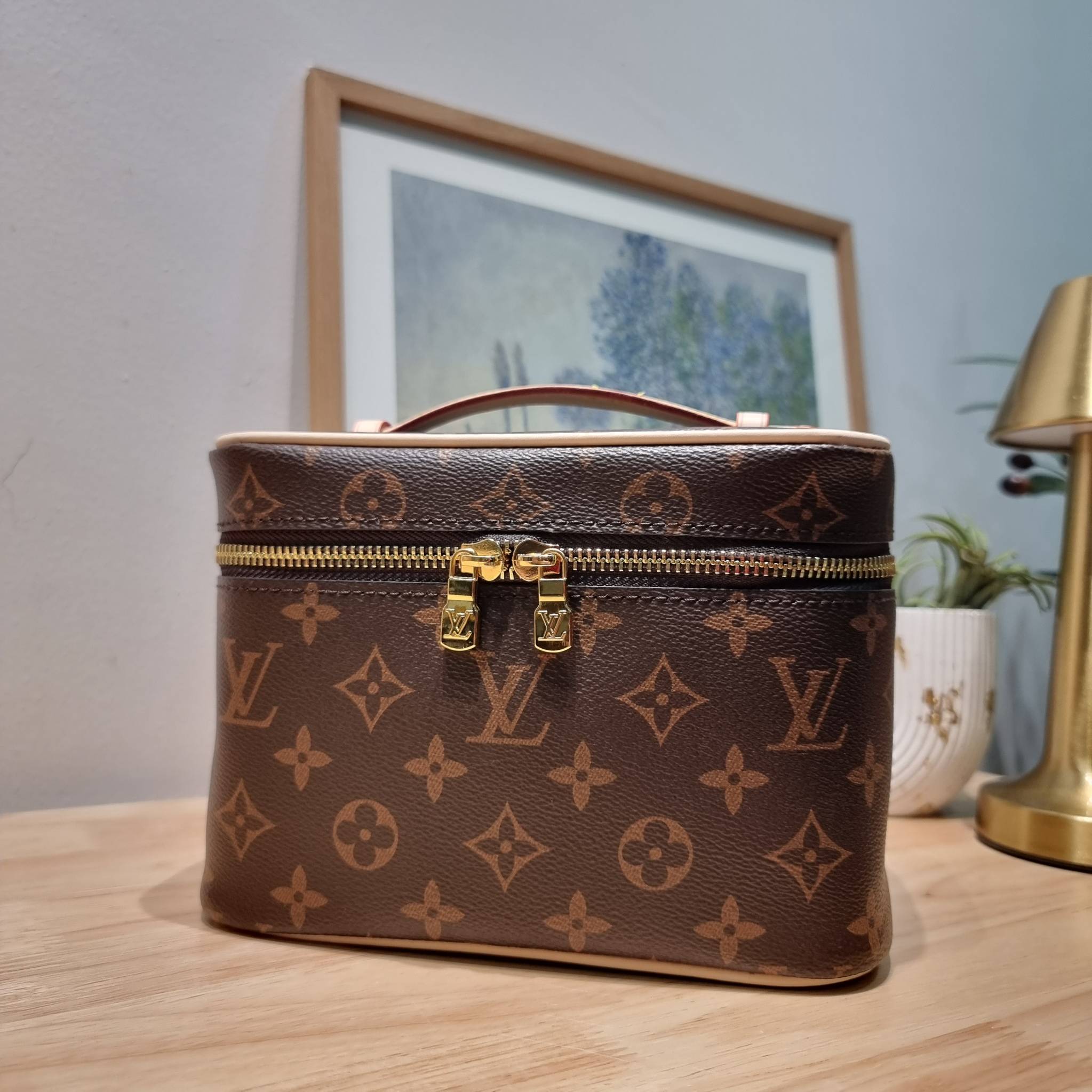 LV NICE MINI MONOGRAM BAG เบสท์เซลเลอร์คอลเลคชั่น ที่ใครๆก็ต้องมีใช้ กับกระเป๋า cosmetics ทรงกล่อง ใส่เครื่องสำอางค์ หรือจะใช้ใส่ของพกจำเป็นประจำวันก็ได้ สบายๆ