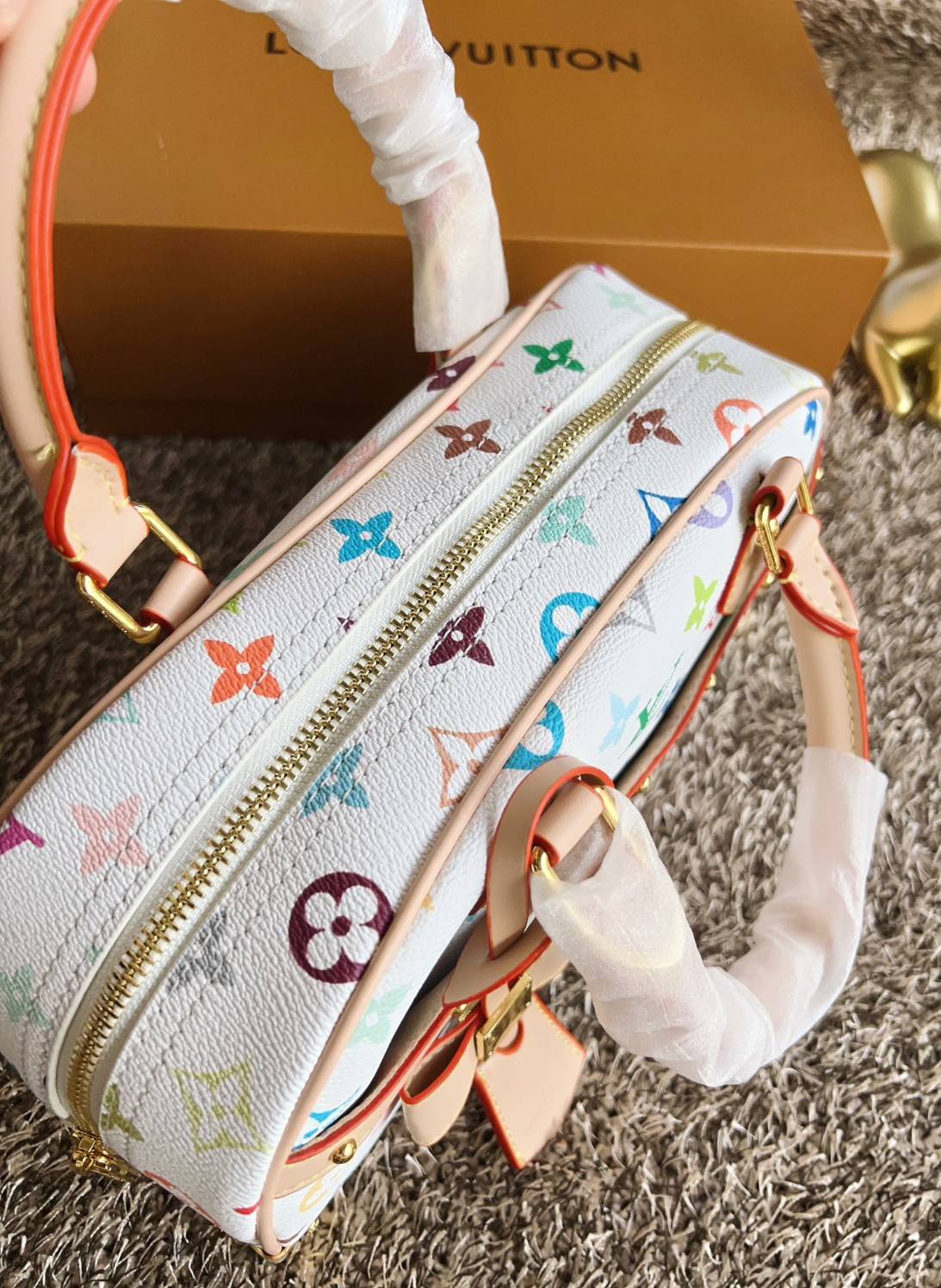 ORI หนังแท้ | LV x TM Handbag East West Murakami ซีซั่นนี้จะเป็นรุ่นไหนไปไม่ได้นอกจากรุ่นใหม่ล่าสุด พิมพ์ลายโมโนแกรมทั้งใบทรงล้ำสมัย หนังแท้นิ่มอย่างดี ประดับด้วยหมุดโลหะสีทองสุดหรูค่ะ