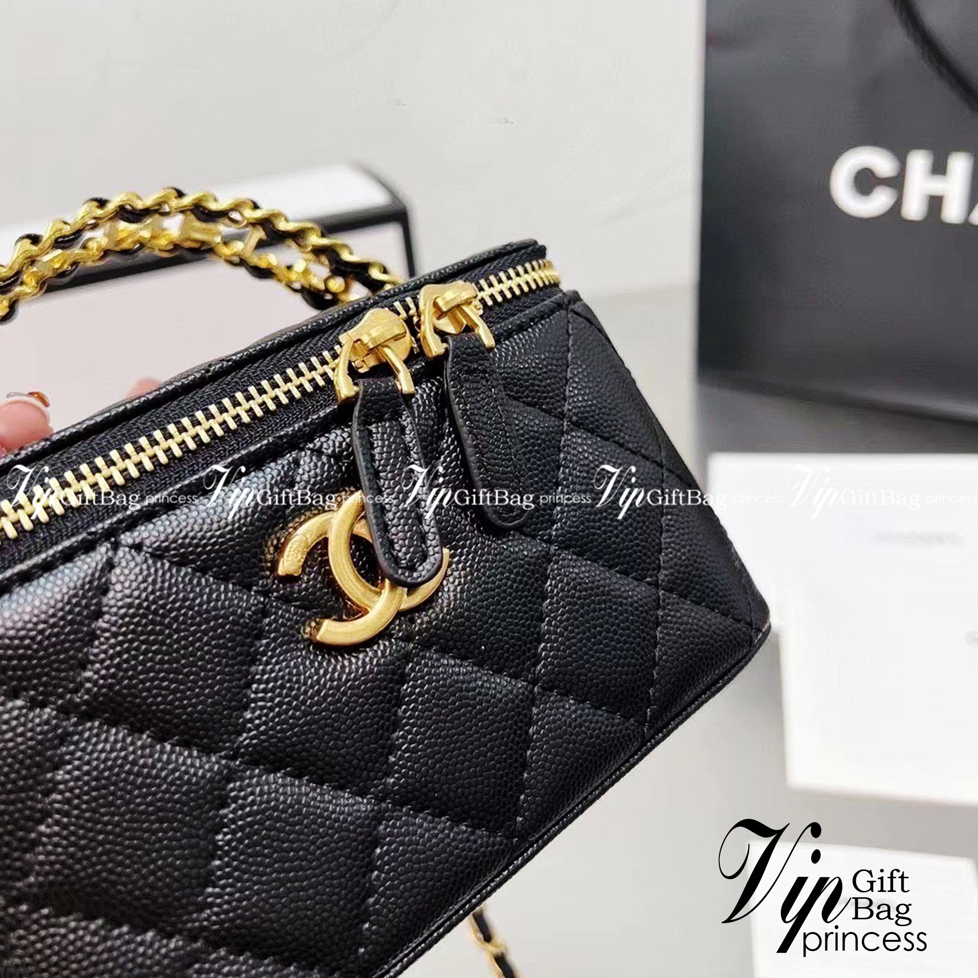 CHANEL VANITY Handle / Chanel vanity with chain and top handle กระเป๋าทรงกล่อง Vanity ซีซั่นใหม่ล่าสุด พร้อมกับหูจับอะไหล่ทอง แต่งโลโก้แบรนด์ สวยหรูมาก หนังฟูสวยใส่โทรศัพท์ได้สบายๆ เลยค่ะ มีช่องสำหรับใส่การ์ด ฮอตสุด น่ารักสุด กระเป๋าทรงกล่องใบเล็กน่ารัก ง