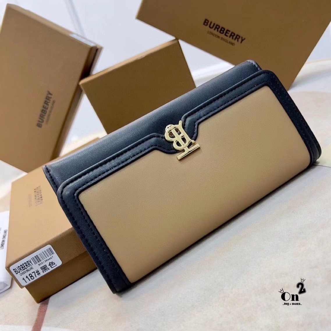 BURBERRY long wallet / BB vintage long wallet กระเป๋าสตางค์ใบยาวแบรนด์หรู เป็นไอเท็มสุดฮิต ติดทุกกระแส แรงไม่เคยตก รุ่น unisex สีไหนใครๆก็ใช้ได้หมด อยู่ที่ใจ!! ❤️ ใบยาวขนาดกำลังเหมาะมือ ถือแล้วขับผิวทุกสี ภายในมีช่องใส่บัตรเยอะ แบ่งสัดส่วนสวย ใส่ธน