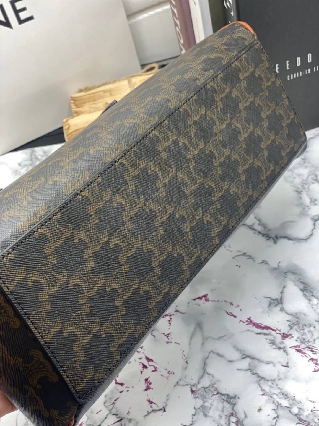 หนังแท้ CELINE MEDIUM TECKEL IN TRIOMPHE CANVAS AND CALFSKIN TAN / CELINE TRIOMPHE SHOULDER BAG / CELINE TRIOMPHE HANDBAG กระเป๋าถือหรือสะพายไหล่ ก็ปังๆ ยาวๆ ไปเลยสิค่ะ งานหนังแท้ทั้งใบสวยหรู สวยมากกก เก๋มาก ต้องมีแล้วค่าา แบบใหม่ล่าสุด งานพึ่งเข้ามาน้อยน