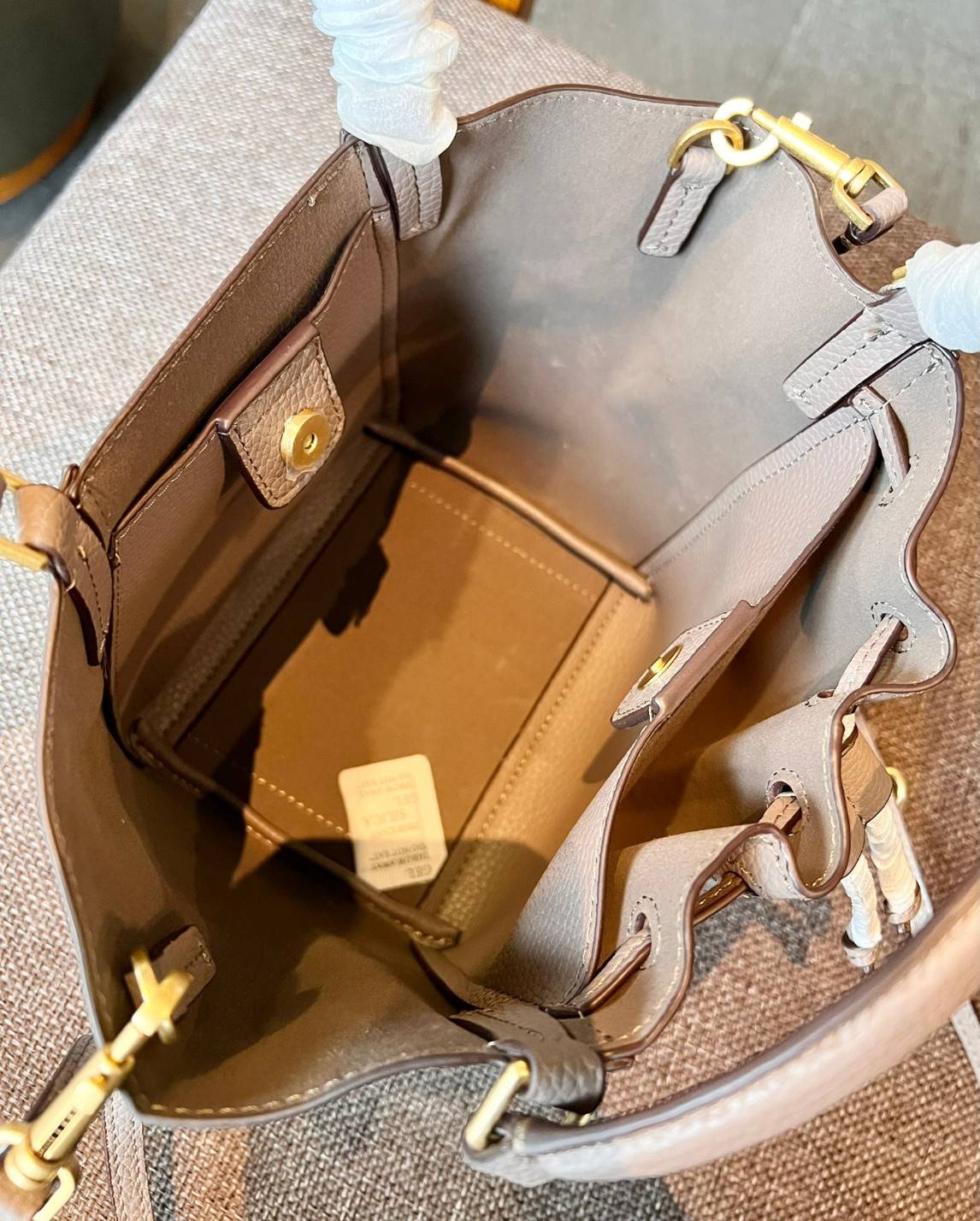 TORY BURCH MCGRAW DRAGONFLY MINI SATCHEL ((90474)) พร้อมส่งที่ไทย แนะนำต้องมีติดตัว สวยมากๆ! กระเป๋าหิ้วหรือสะพายข้างได้ หนังแกะนิ่มสวย อย่างดีเลยค่ะ ดีเทลด้านหน้าแบบหูรูด ปากกระเป๋าเปิดปิดแบบกระดุมแปลก ภายในโล่งกว้าง ใส่ของได้ครบครันหายห่วงค่ะ; มีช่องให้