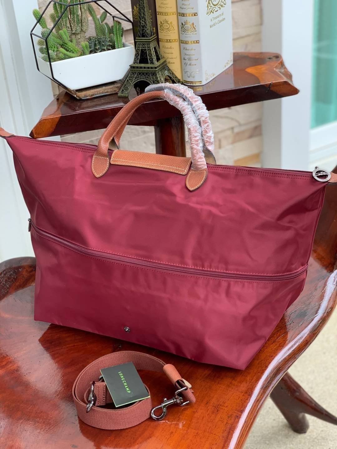 LONGCHAMP LE PLIAGE CLUB TRAVEL BAG กระเป๋าขนาดใหญ่สำหรับการเดินทาง เราเรียกที่นี้ว่า travelling bag รุ่นคลาสสิค มาพร้อมสายสะพายยาวที่ปรับและถอดออกได้ ความพิเศษของรุ่นนี้ที่ครองใจนักเดินทางทั่วโลก คือซิปรอบตรงกลางตัวกระเป๋า สามารถเปิดซิปเพื่อขยายขนาดและพั