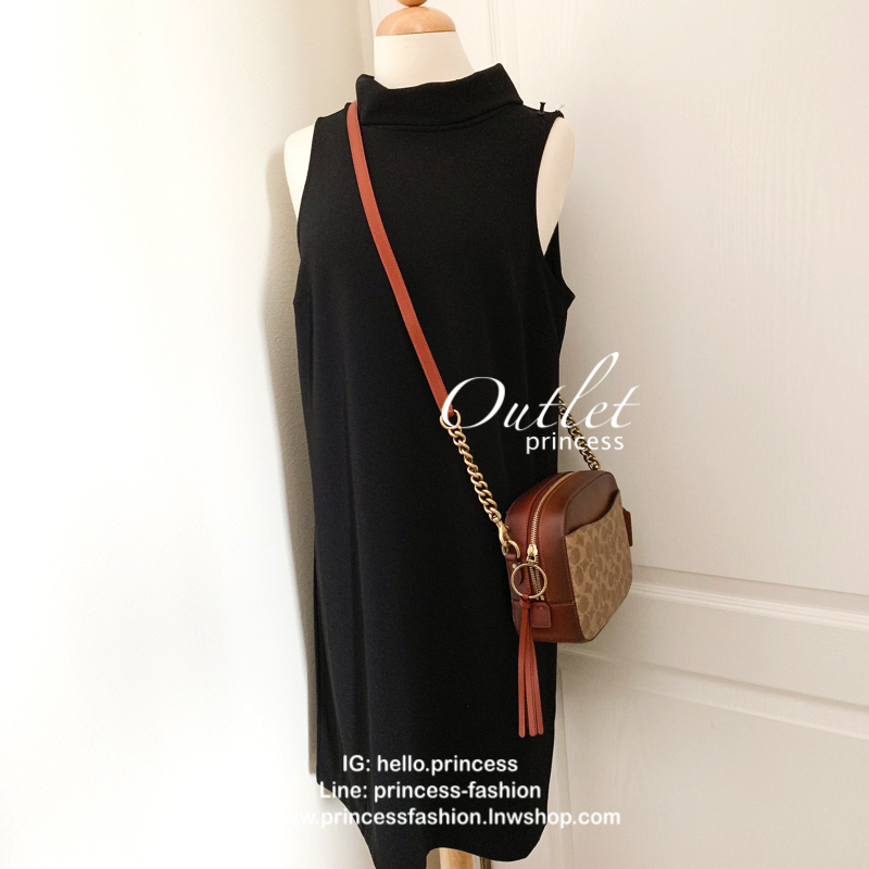 COACH CROSSBODY BOX BAG กระเป๋าสะพายข้าง crossbody วัสดุหนัง pvc. หนังนิ่ม คุณภาพดี ลาย signature brand ตัดขอบหนัง ด้านหน้า/ หลังมีช่องเเล็ก เปิดปิดกระเป๋าแบบซิป ภายในกว้าง ใส่ wallet ขนาดกลาง มือถือได้ทุกรุ่น และของใช้จุกจิกได้ พร้อมสายสะพายแบบโซ่ต่อหนัง