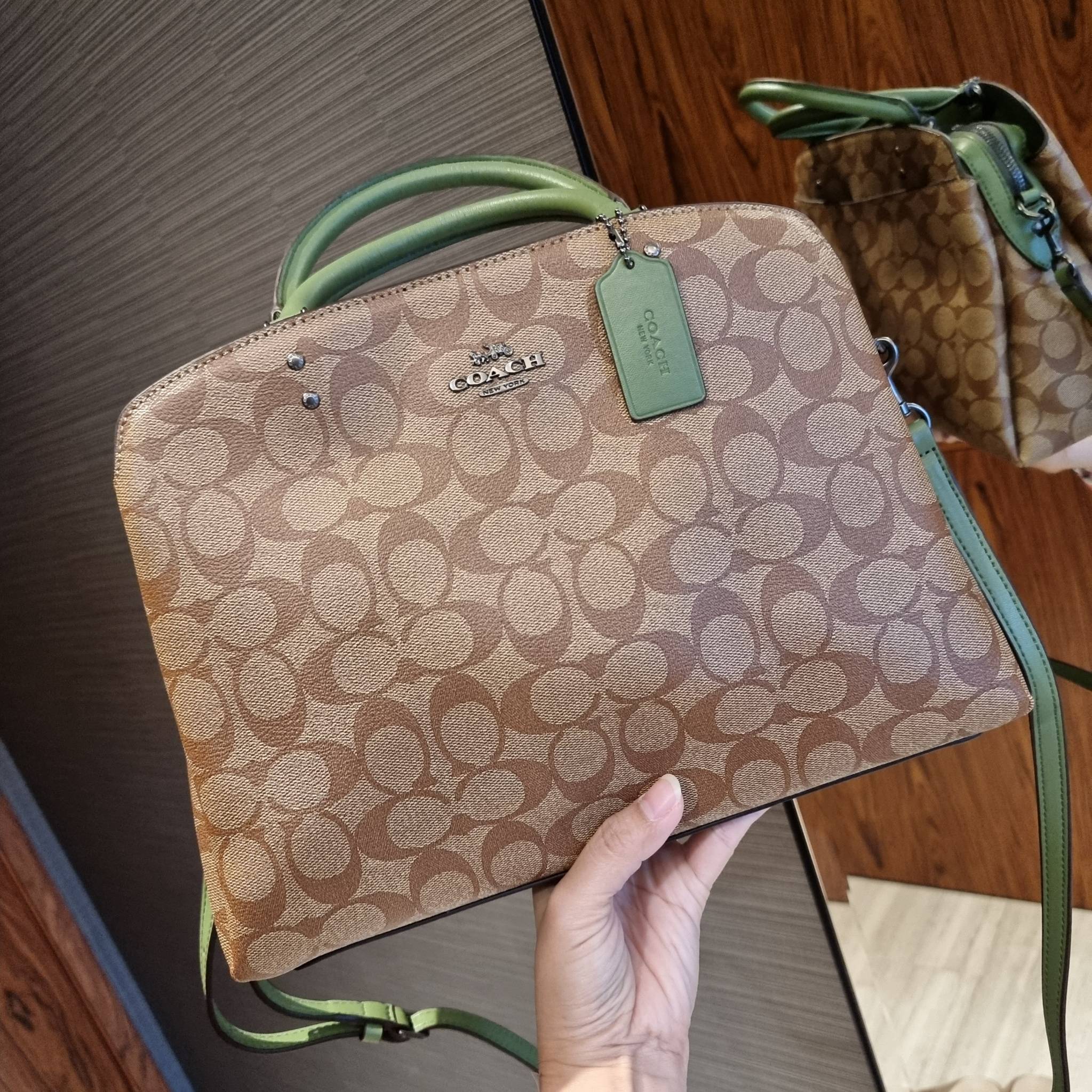 COACH F91495 LILLIE CARRYALL IN SIGNATURE CANVAS สีใหม่ล่าสุด กับรุ่นที่สุดของความขายดี รอบนี้ใบใหญ่จุใจ กระเป๋าสะพายทรงสวย ที่ดีไซน์ออกมาให้ใช้งานง่าย สะดวก สวย หรู ดูดี!! วัสดุหนังแคนวาสเคลือบลาย มาพร้อมสายสะพายข้างและหูจับในตัว ถอดออกถือคล้องแขนเก๋ๆ หร