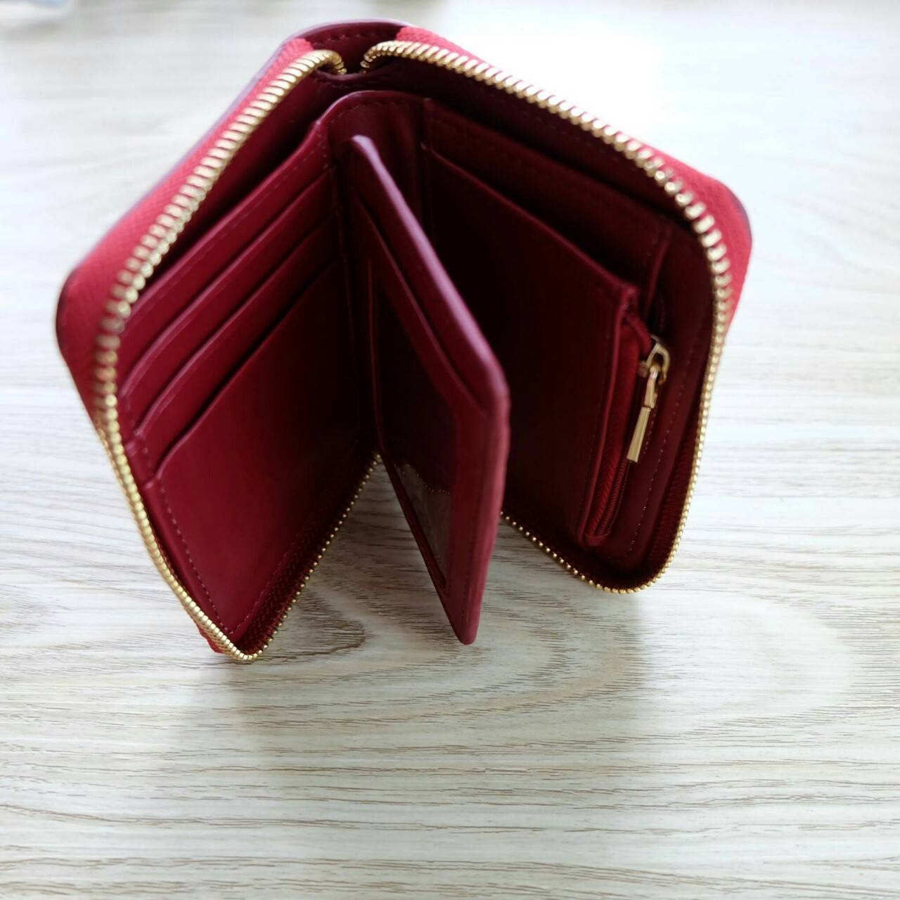 Charles & Keith Basic Square Wallet กระเป๋าสตางค์ใบสั้นซิปรอบ เปิด - ปิดกระเป๋าด้วยซิป ด้านในมีช่องใส่บัตร ช่องใส่ธนบัตร และช่องซิปใส่เหรียญค่ะ