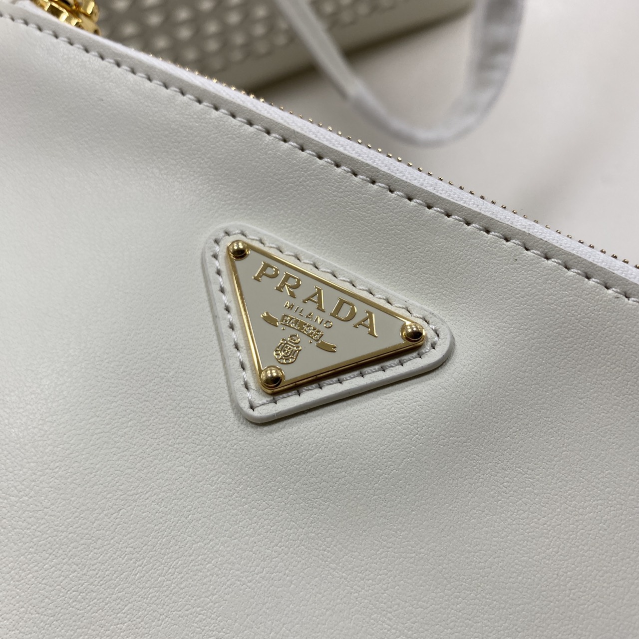 TOP ORI หนังแท้ | Prada Large perforated leather tote bag กระเป๋าทรงโท้ทใบใหญ่ ใจบางที่สุดกับคอลเลคชั่นนี้ ที่เพิ่มดีเทลความแพงด้วยการฉลุลวดลายรอบใบ ถักทอเป็นเส้นลายสานที่สวยงามมาก งานฝีมือจริงๆ