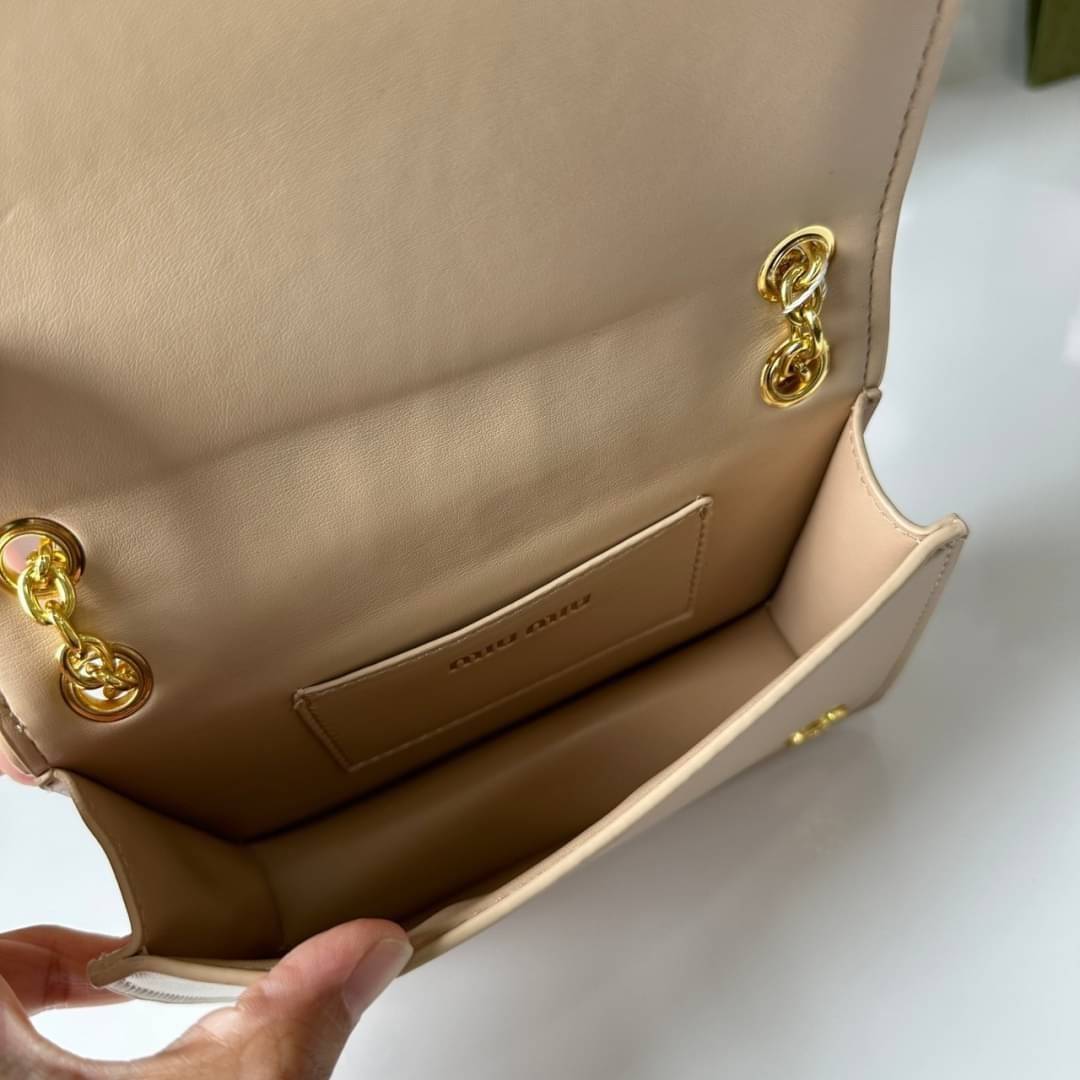 Miu Miu Matelassé Nappa Leather Mini Bag / Miu Miu Woman’S Bag Chain Mini bag กระเป๋ามินิรูปทรงสี่เหลี่ยมวัสดุหนังNappa มีความนุ่มมือและเงางาม