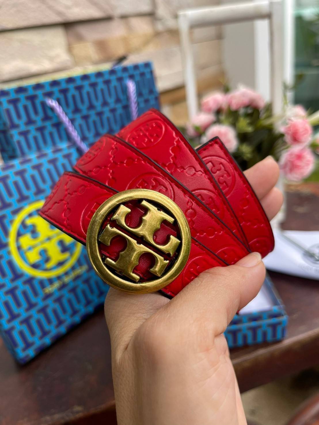 Tory burch Midnight with Tag Logo Monogram Embossed Leather Belt เป็นเข็มขัดที่ตอบโจทย์ของคุณได้อย่างลงตัวทุกสไตล์การแต่งตัว ไม่ว่าจะใส่คู่กับเดรสหรือกางเกงยีนส์ก็ดูดีทีเดียว เพราะหัวเข็มขัดโดดเด่นด้วยดีไซน์ทรงกลมรูป Double T ที่เป็นสัญลักษณ์ประจำแบรนด์ ส