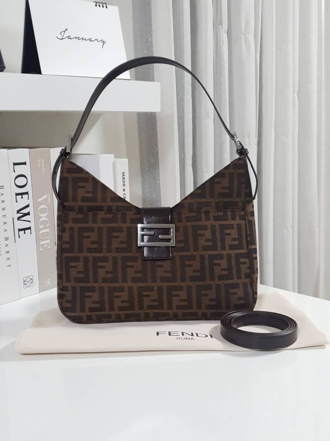 รุ่นใหม่แนะนำ!! FENDI BAGUETTE BROWN FABRIC BAG (GWP) พรีเมี่ยมกิ๊ฟ Limited Edition จาก FENDI วัสดุ CANVAS พิมพ์ลายแบรนด์ เปิดปิดด้วยฝาปิดกระดุมแม่เหล็ก ภายในมีช่องใส่ของแยกสองช่องใหญ่ พร้อมช่องซิปอีกช่อง สามารถใส่กระเป๋าสตางค์ยาว iphone เงิน ของจุกจิกได้