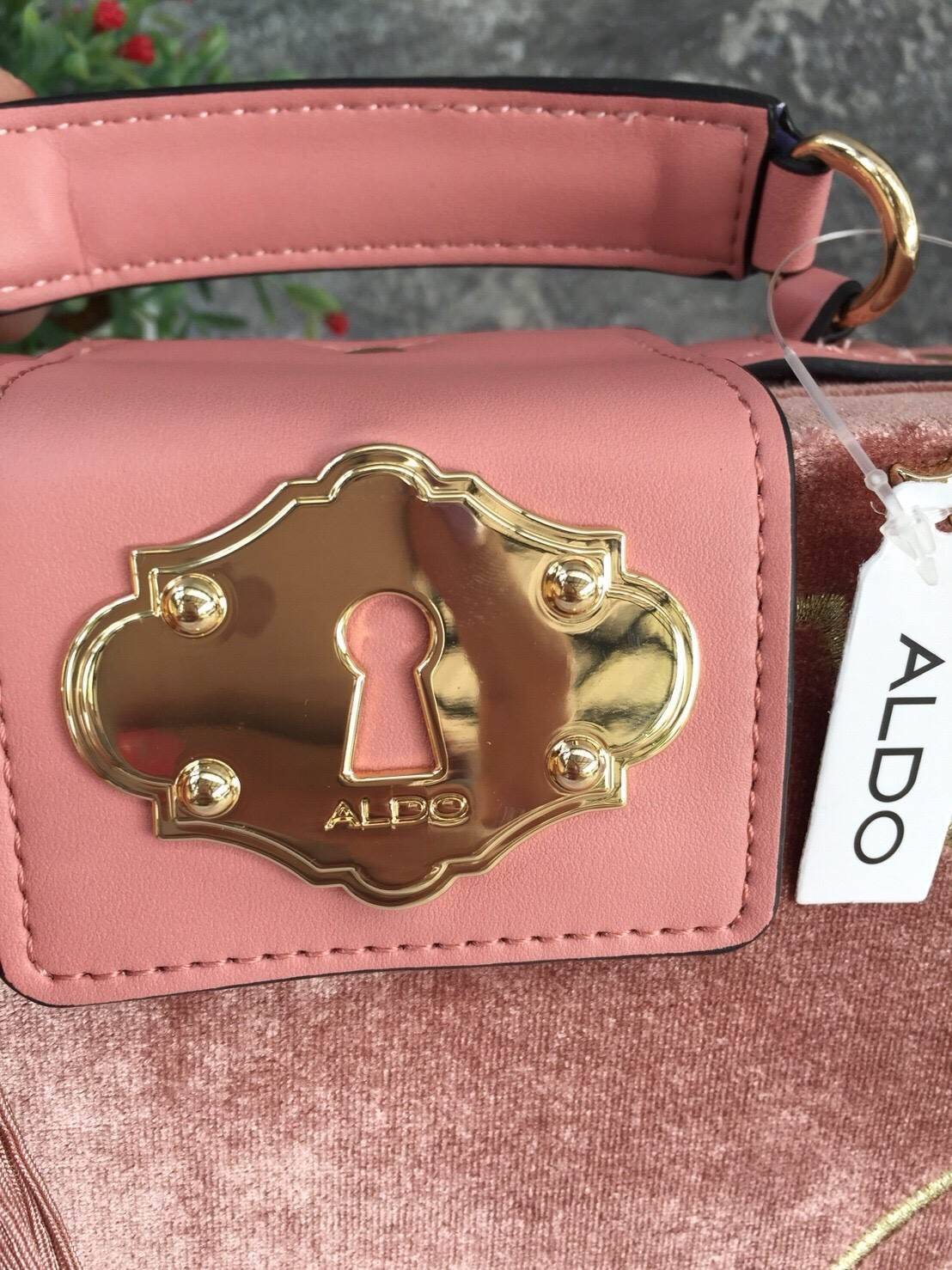 ALDO HARORTLAND BAG กระเป๋าทรง Box วัสดุผ้ากำมะหยี่แจ่งลาบฉลุสีทองสวยมากกกกกสุดๆ เปิดปิดด้วยกระดุมแม่เหล็ก เป็นลักษณะกล่อง เก๋ๆค่ะ ด้านในเป็นช่องโล่ง ใส่มือถือ กปต. เครื่องสำอางค์ จุได้เยอะค่ะ มาพร้อมสายยาว ปรับได้ 5 ระดับ และ พวงกุญแจพู่ ถอดได้ค่ะ แนะนำค